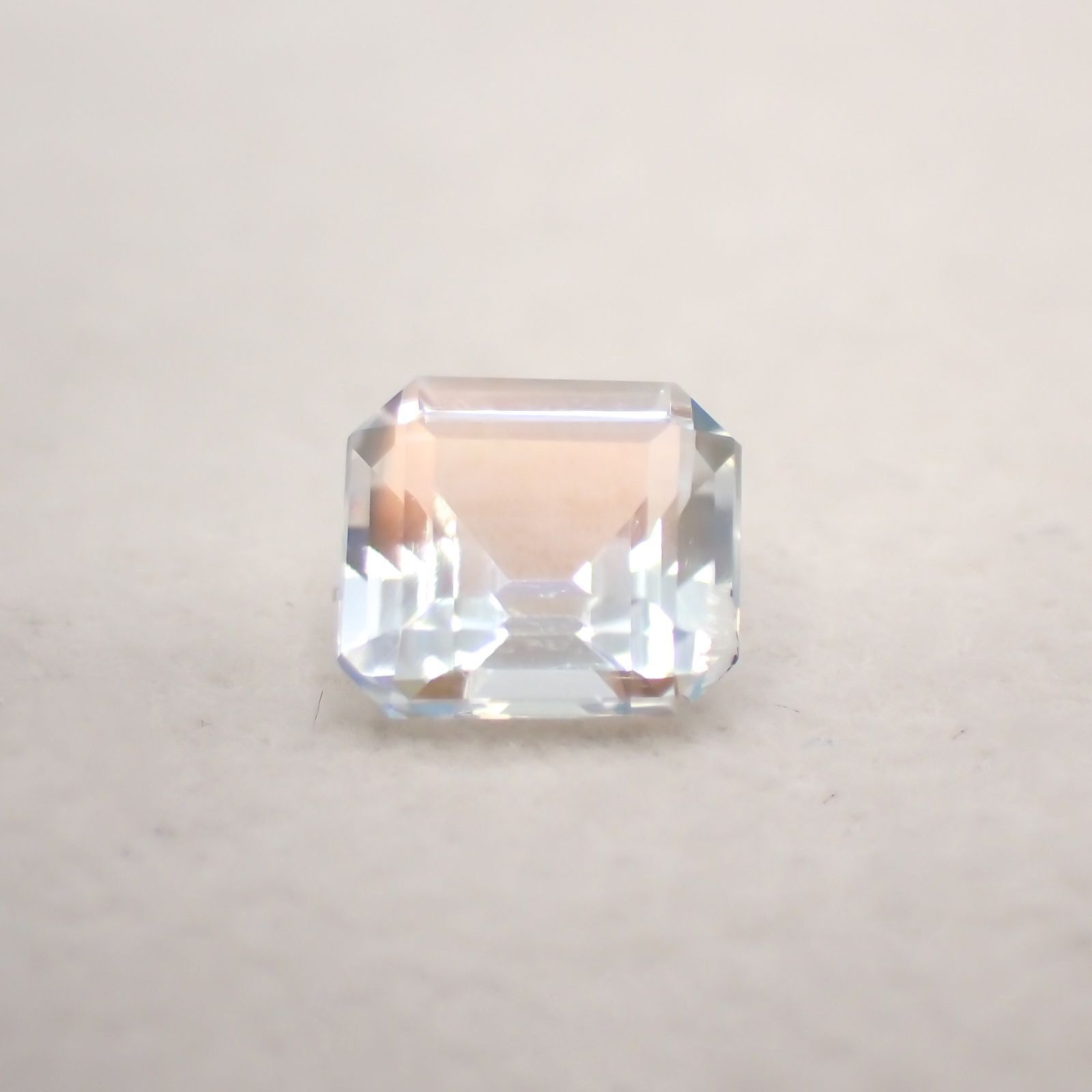 レインボームーンストーン(宝石名ラブラドライト) マダガスカル産 ソ付(彩珠) 1.209ct / 6.9x6.2mm前後 [251210401]