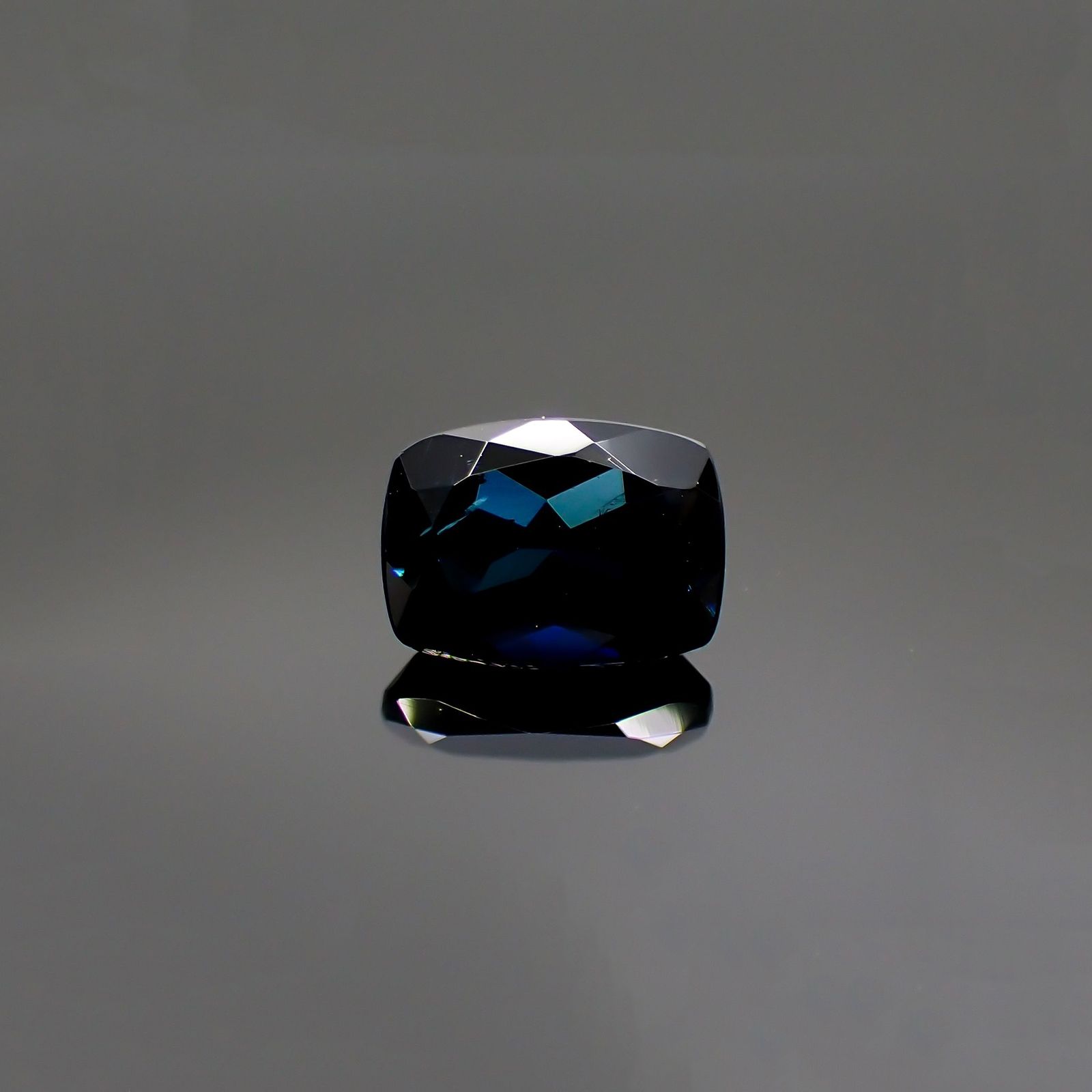 インディゴライト(宝石名ブルー・トルマリン/別名インディゴライト) ブラジル産 ソ付(彩珠) 1.184ct / 7.6x5.6mm前後 [21049461]