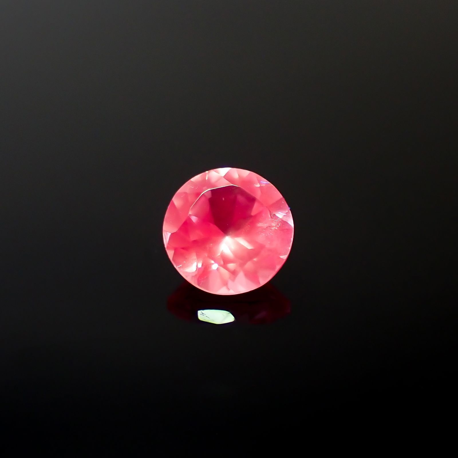 シルキーピンクスピネル タンザニア産 0.53ct / 5x5mm前後 [231224954]