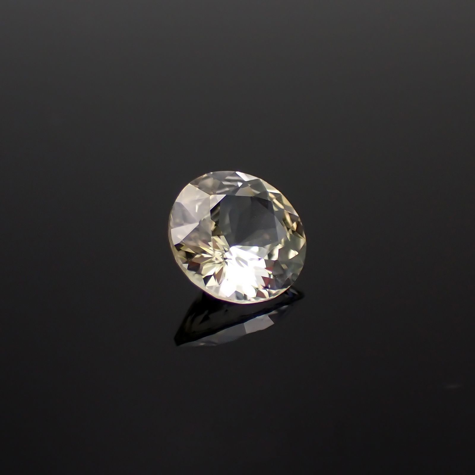 ゾイサイト 非加熱(宝石名ゾイサイト)タンザニア産 ソ付(彩珠) 0.951ct / 6.6x6.6mm前後 [221018873]