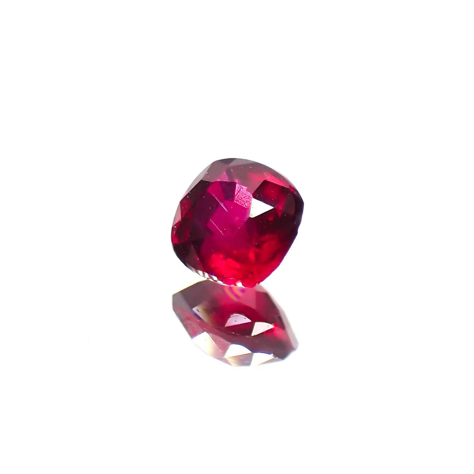 ルビー 非加熱 マダガスカル産 0.26ct / 3.5x3.4mm前後 [230622339]