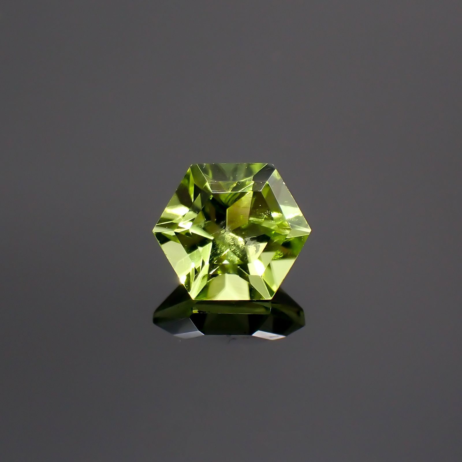 ◇ヘキサゴンカット◇ペリドット(宝石名ペリドット) パキスタン産 0.62ct 識別済[250813097]4.9×4.8mm前後