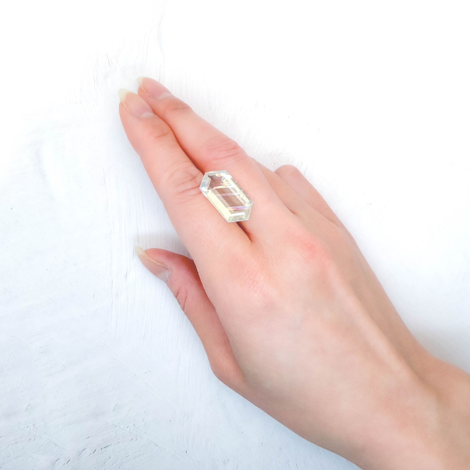 ◇カスタムカット◇マラウイムーンストーン マラウイ共和国産 13.58ct / 22.9x11.5mm前後 [260331813]