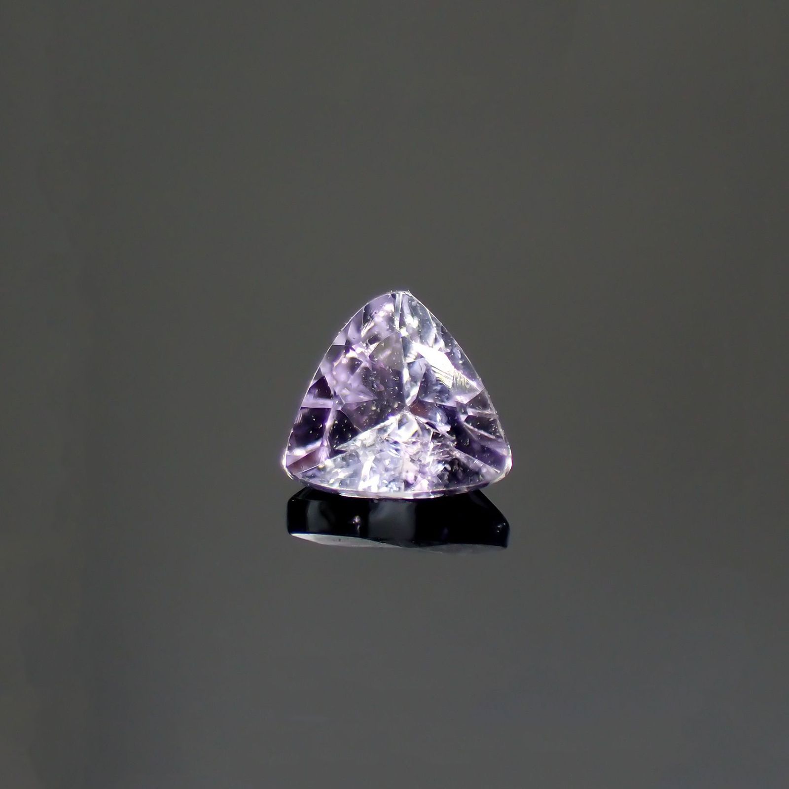 ラベンダーゾイサイト(宝石名ゾイサイト)タンザニア産 0.22ct 識別済[220115058]3.7x4.1mm前後
