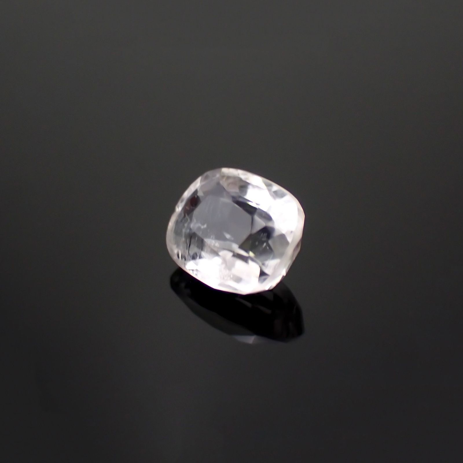 ポードレッタイト カラーレス(宝石名ホワイト・ポードレッタイト)ビルマ産 ソ付(彩珠) 0.903ct / 6.7x5.6mm前後 [260718920]