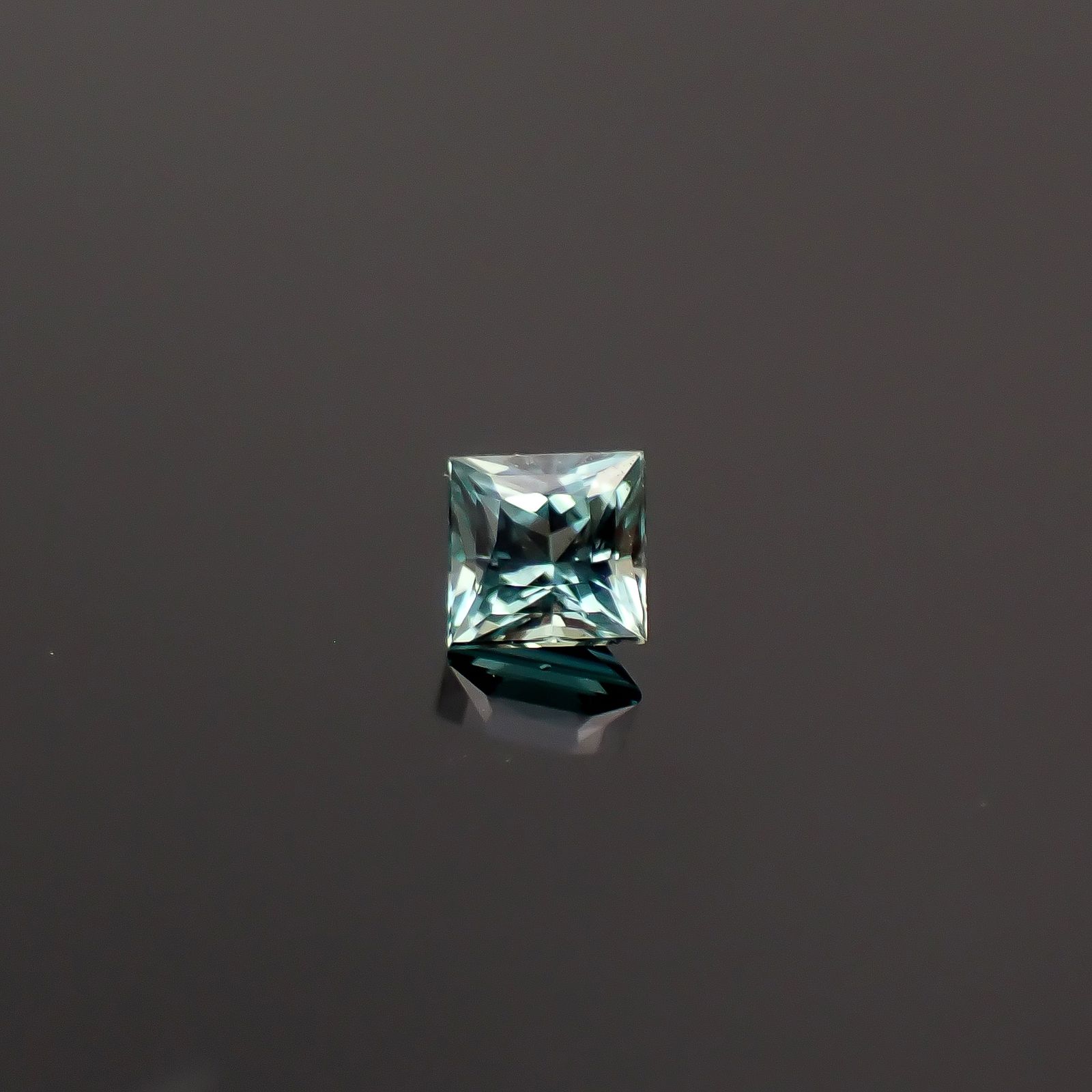 ◇プリンセスカット◇アレキサンドライト ブラジル産 EmeraldMains社製 0.084ct / 2.3x2.3mm前後 [260131576]