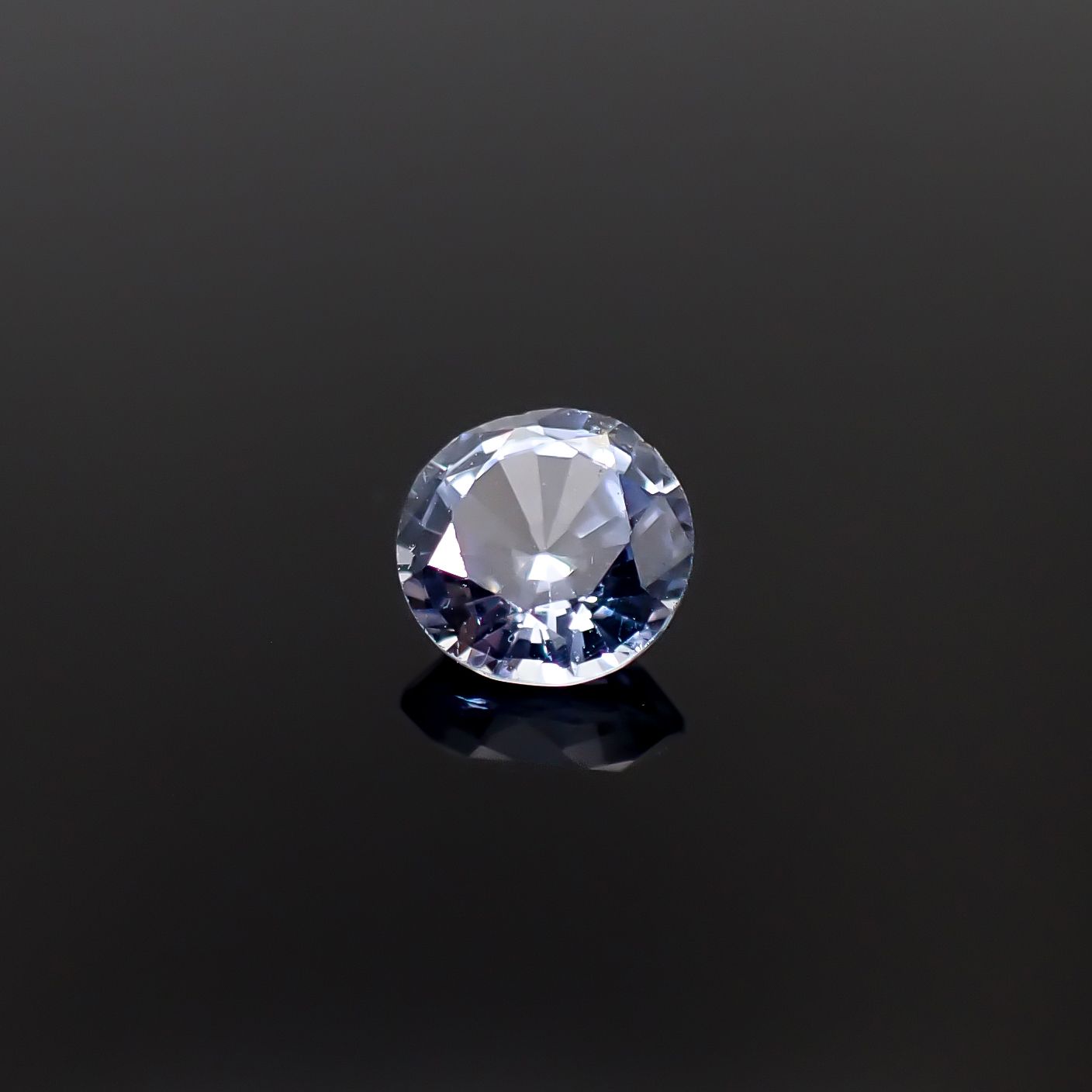 アイスブルーサファイア スリランカ産 0.76ct [250129730]5.4x5.4mm前後
