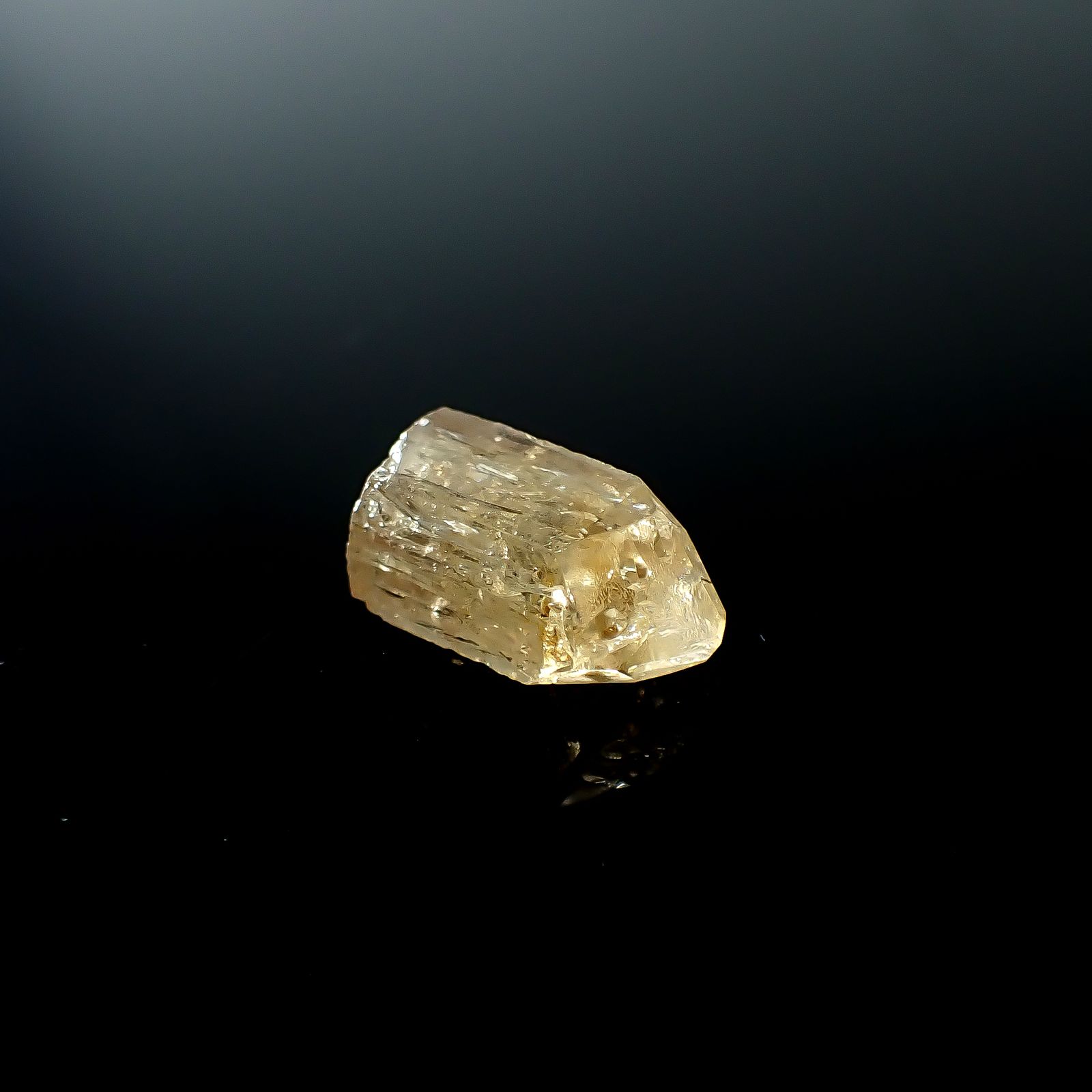 インペリアルトパーズ 原石 ザンビア産 10.36ct / 15.8x9.6mm前後 [250730937]