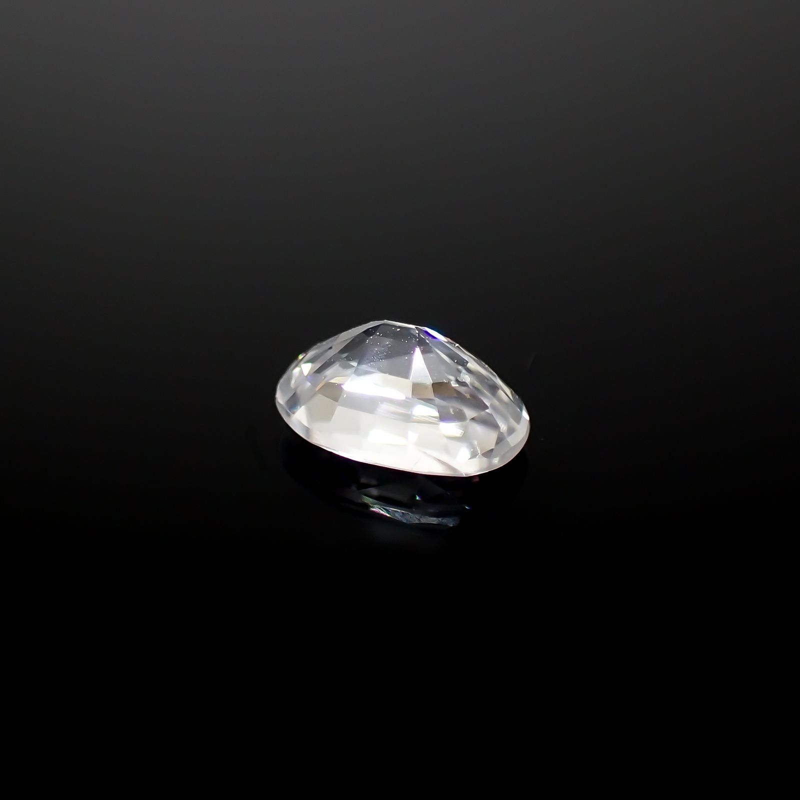 カラーレスジルコン(宝石名ジルコン)スリランカ/カンボジア産 0.80ct 識別済[240928896]6.1x4.1mm前後