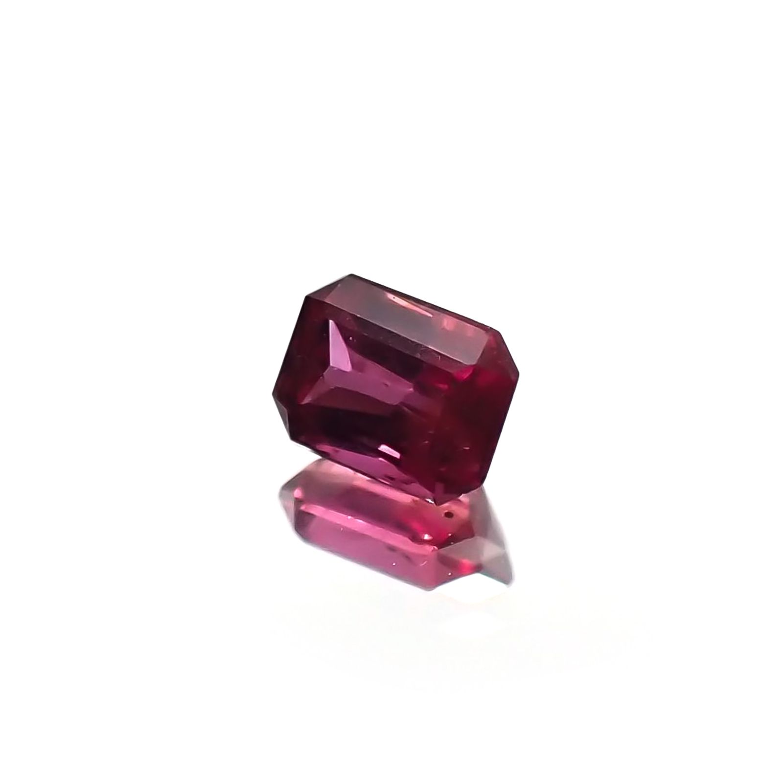 ルビー 非加熱(宝石名ルビー) マダガスカル産 識別済 0.26ct / 3.8x2.8mm前後 [210711733]