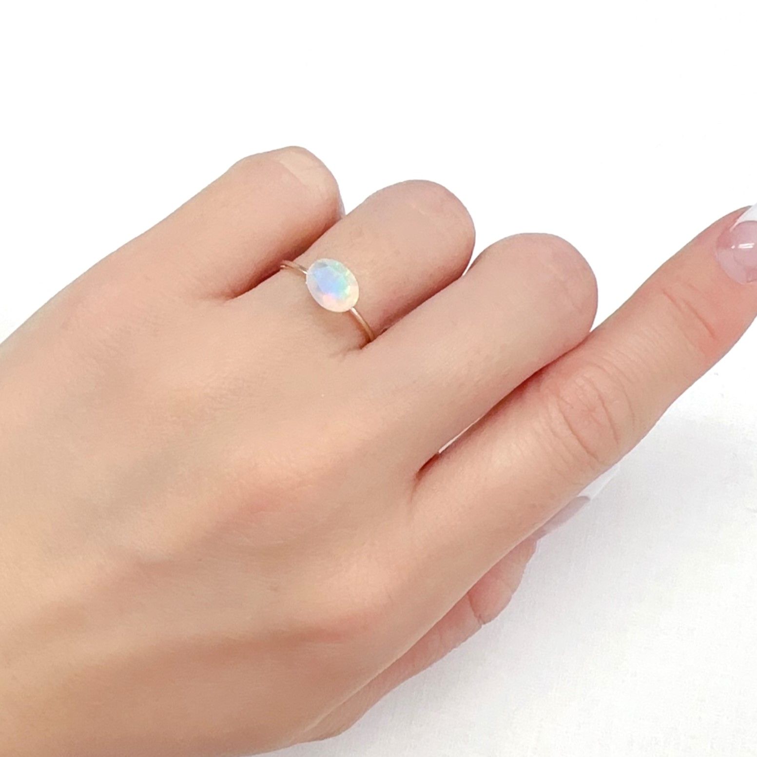 エチオピアオパール エチオピア産 0.75ct[240125319]7.9x6.1mm前後