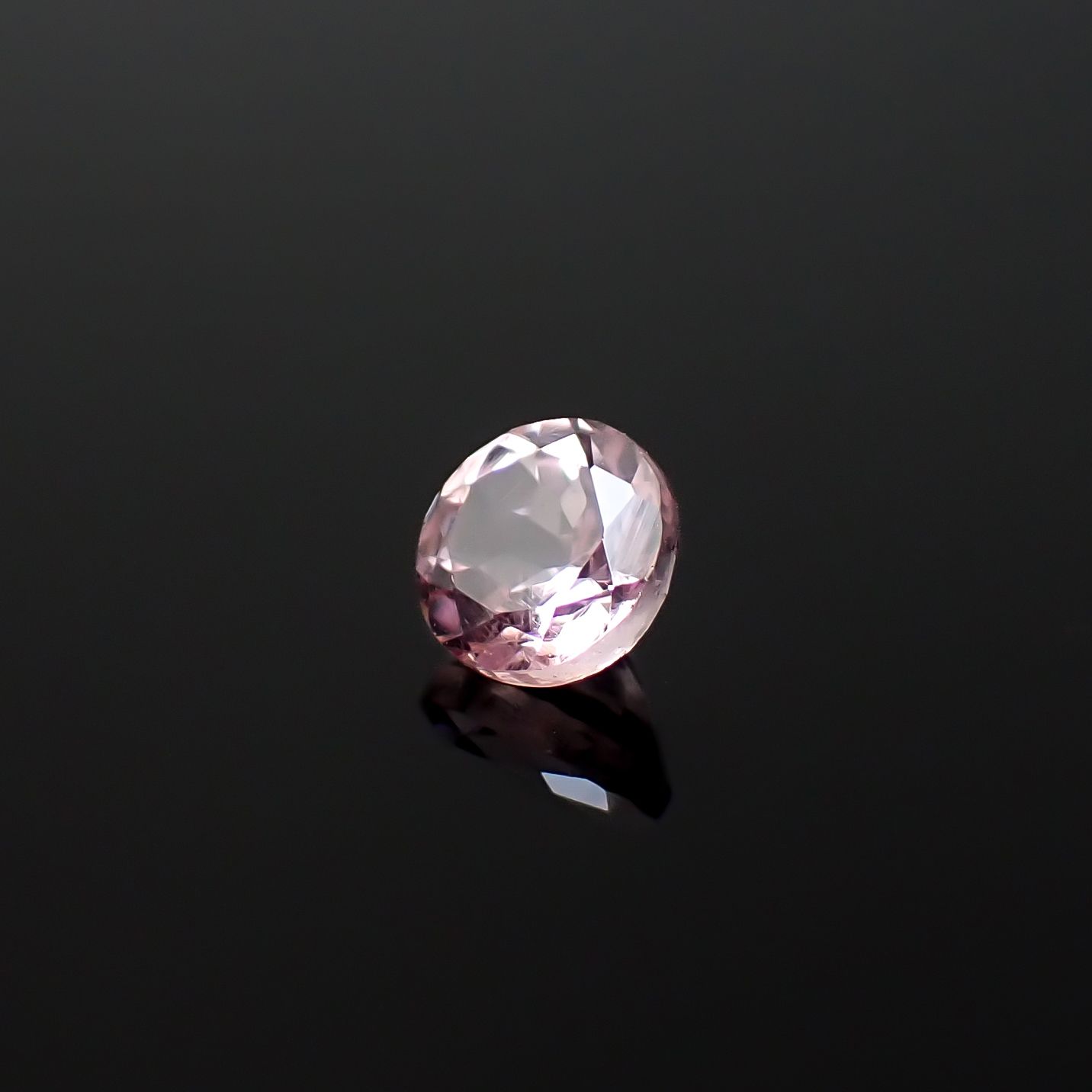 ドラゴンガーネット タンザニア産 0.50ct / 4.5x4.5mm前後 [260532244]