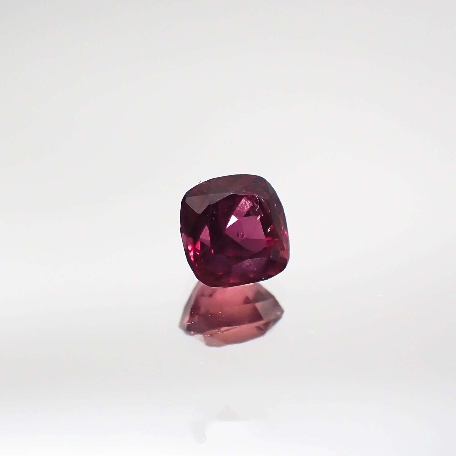 ルビー 非加熱(宝石名ルビー) マダガスカル産 0.30ct 識別済[210711715]3.4×3.4mm前後