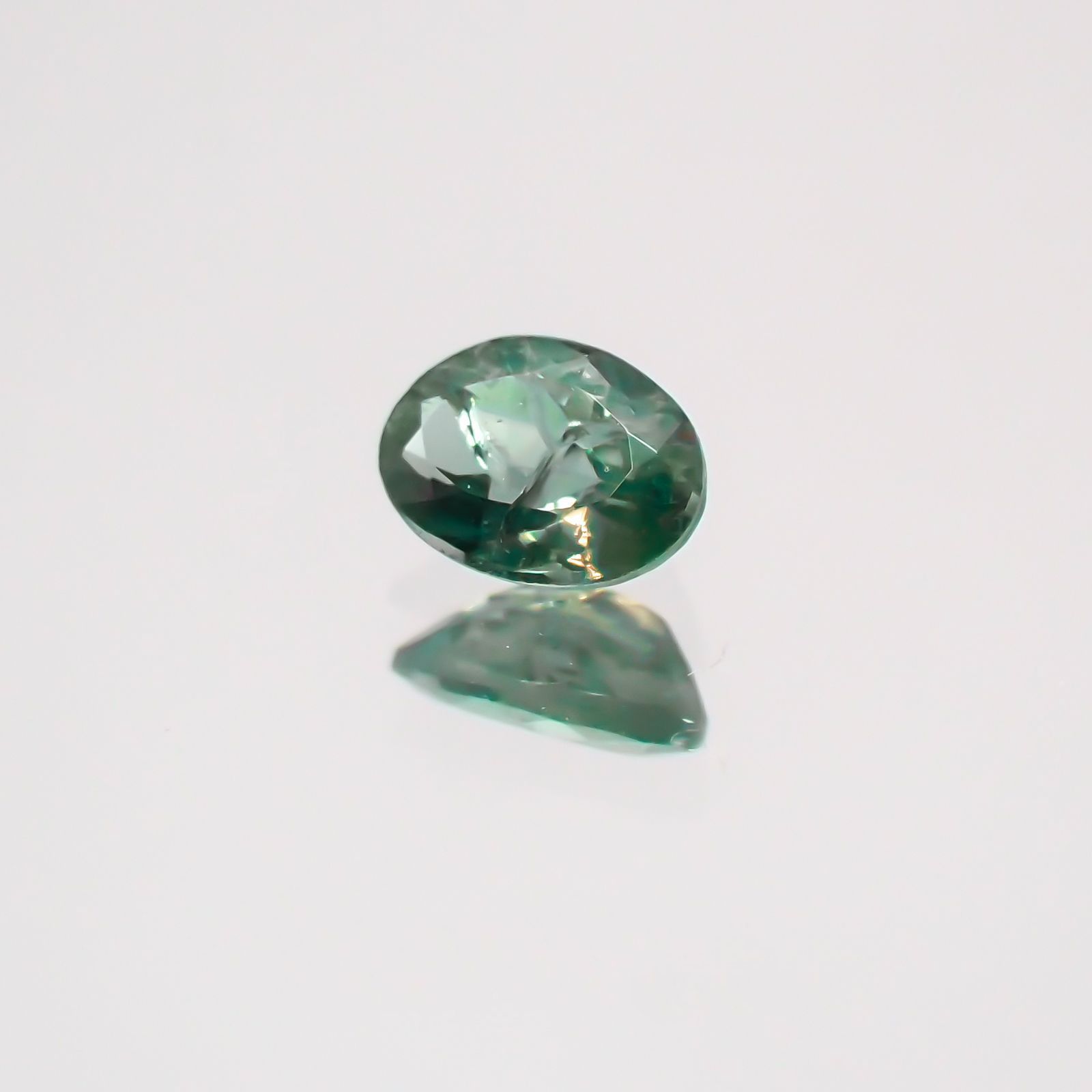 アレキサンドライト(宝石名アレキサンドライト)ブラジル・ミナスジェライス州ヘマチタ鉱山産 0.16ct 識別済[231023807]3.9x2.9mm前後