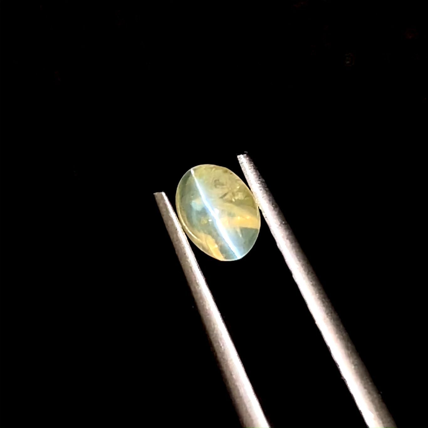 クリソベリルキャッツアイ スリランカ産 0.59ct / 5.2x4mm前後