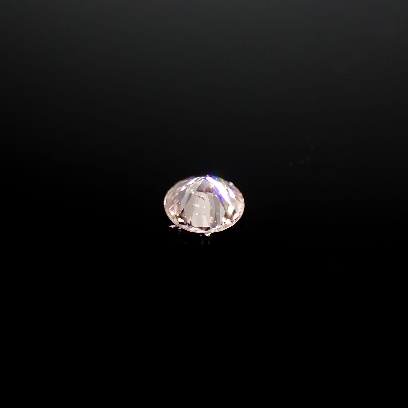 ピンクダイヤモンド(宝石名ダイアモンド SI-2/FANCY LIGHT ORANGY PINK) 0.046ct ソ付(CGL)[240326638]2.38x2.41mm前後