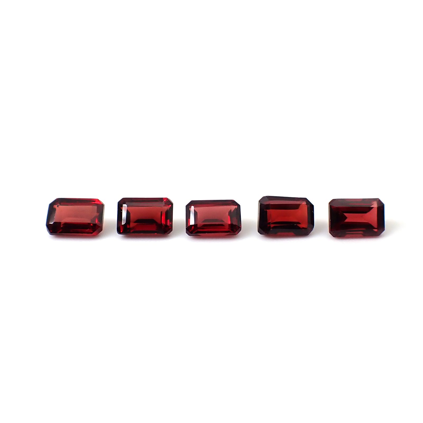 ◇ランダムセレクト◇パイラルスパイトガーネット モザンビーク産 約0.85ct / 6.1x4.1mm前後 [260532219]