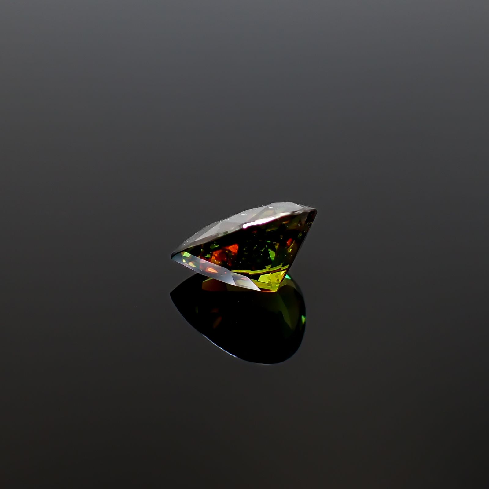 カラーチェンジスフェーン パキスタン産 1.78ct / 9.1x6.8mm前後 [260632491]