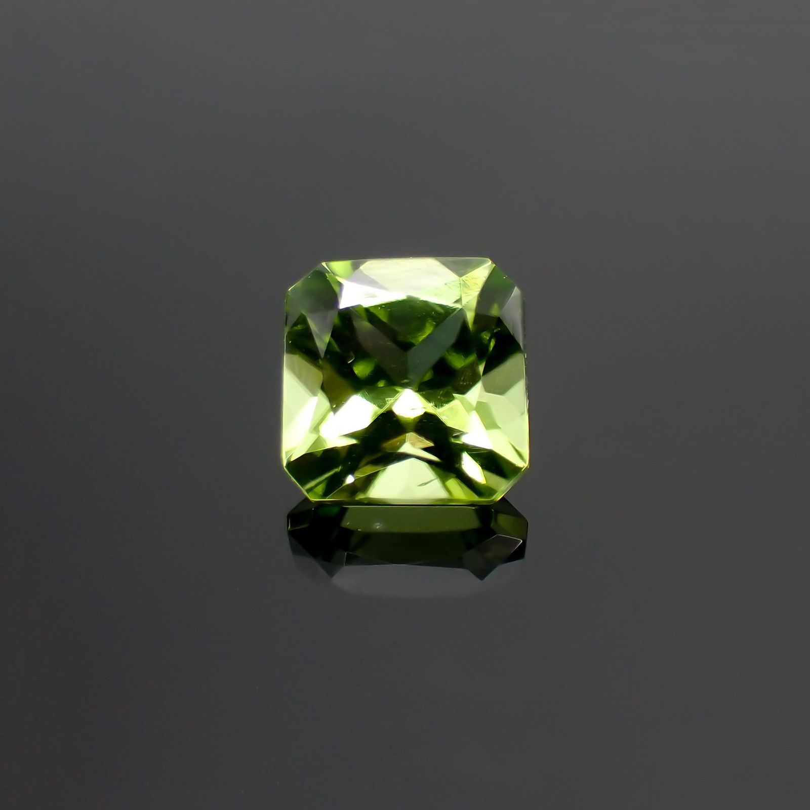 ◇アッシャーカット◇ペリドット(宝石名ペリドット) パキスタン産 1.21ct 識別済[210913483]6.1×6.1mm前後