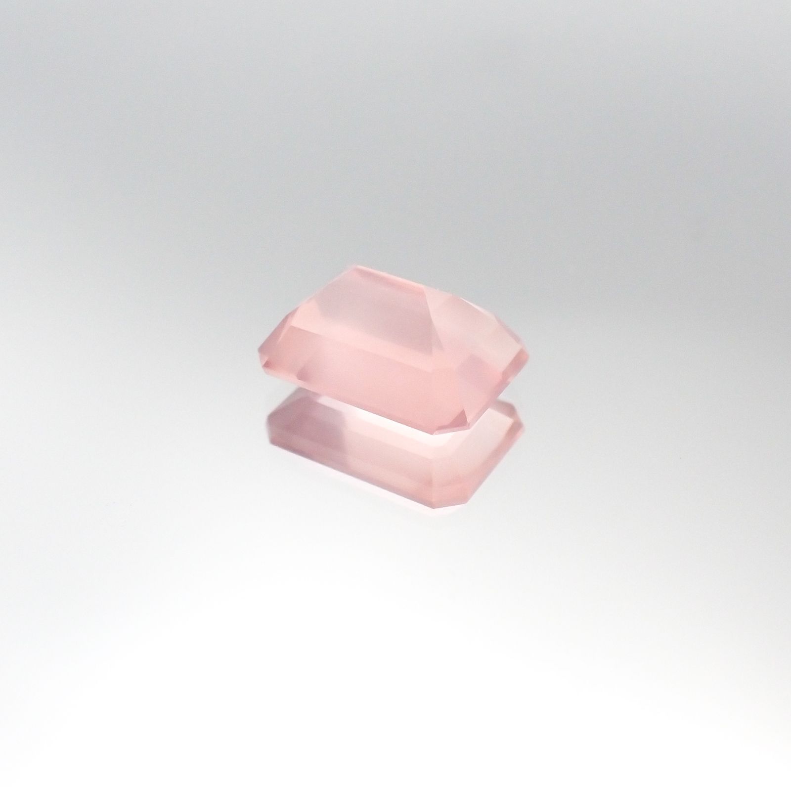 ディープローズクォーツ(宝石名ローズ・クォーツ)モザンビーク産 2.56ct 識別済[230622420]9.9x7.1mm前後