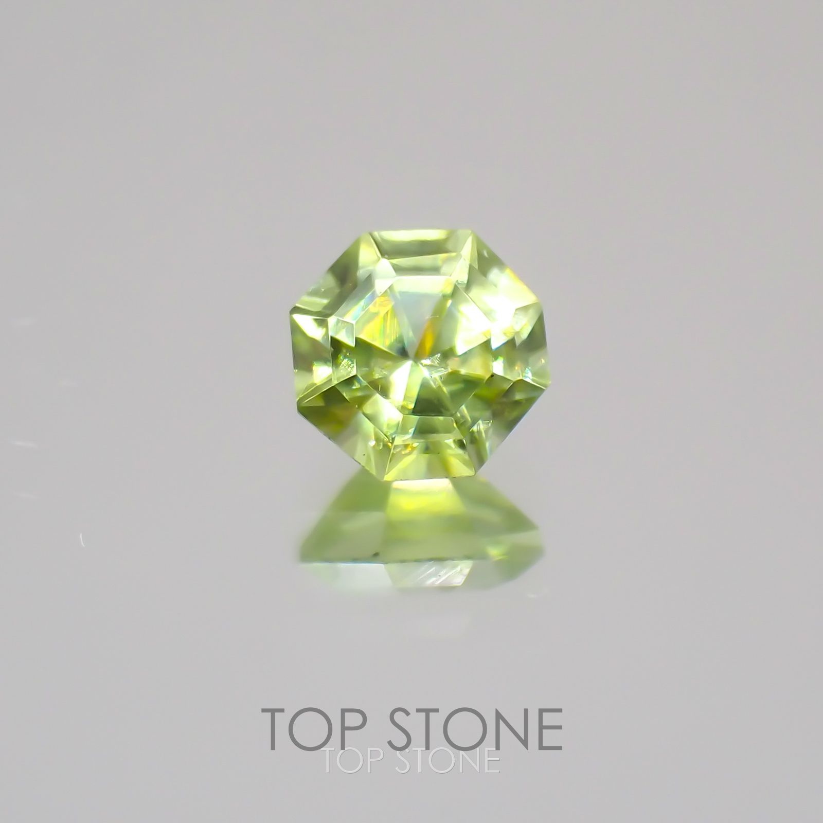 ◇オクタゴンカット◇スフェーン(宝石名スフェーン) マダガスカル産 0.31ct 識別済[21019423]3.9×4mm前後