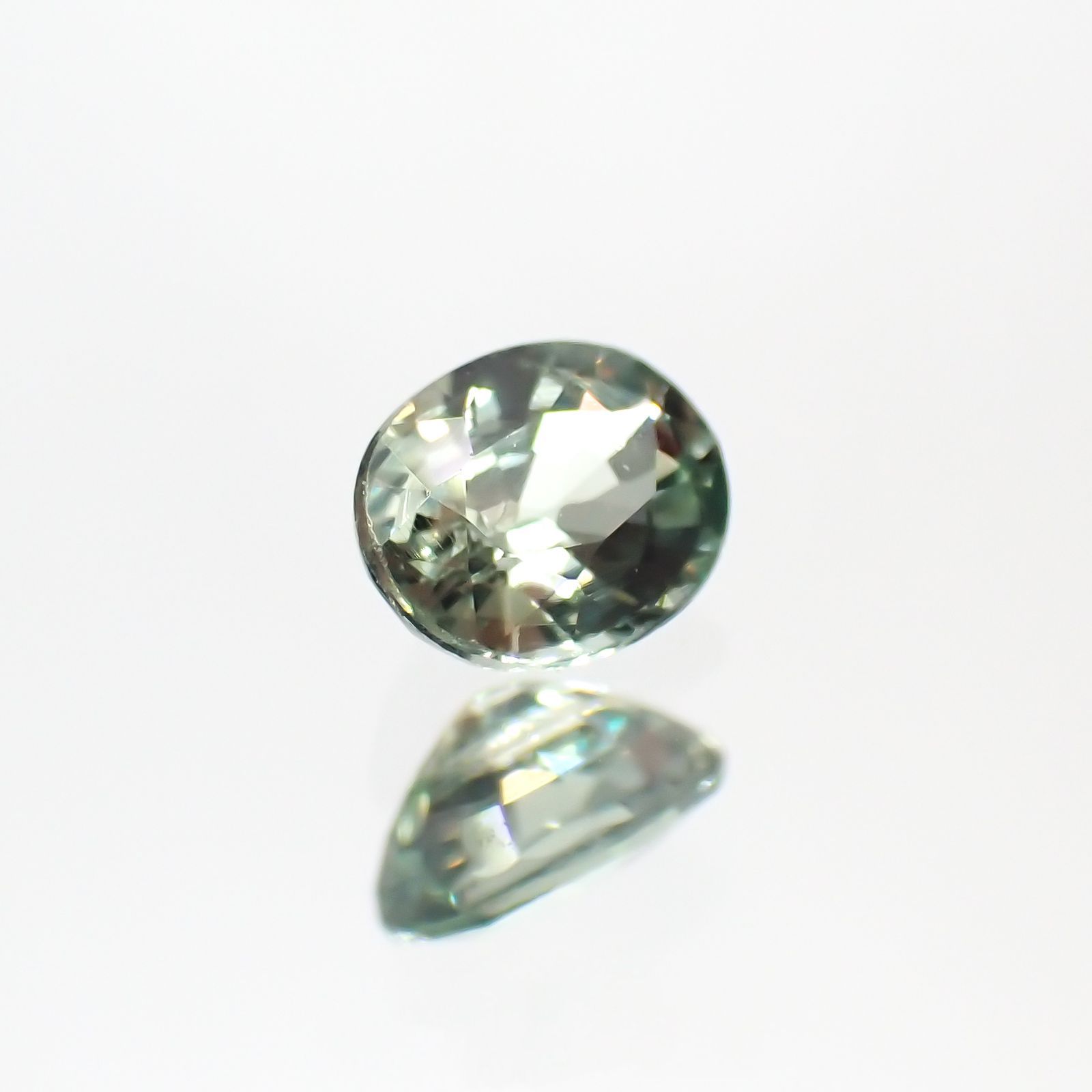 アレキサンドライト(宝石名アレキサンドライト) マダガスカル産 0.277ct ソ付(彩珠)[20117006]4.3×3.3mm前後