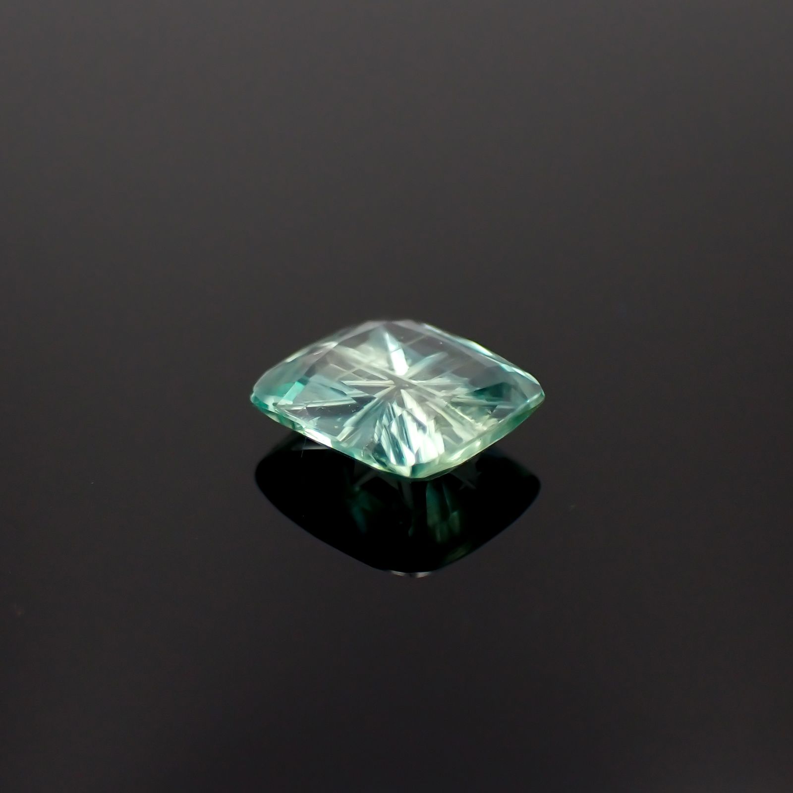 ◇甲州貴石切子Plus Three◇バイカラーカイヤナイト カード付き(宝石名カイヤナイト)ネパール産 1.58ct 識別済[231225069]7.5x6..8mm前後