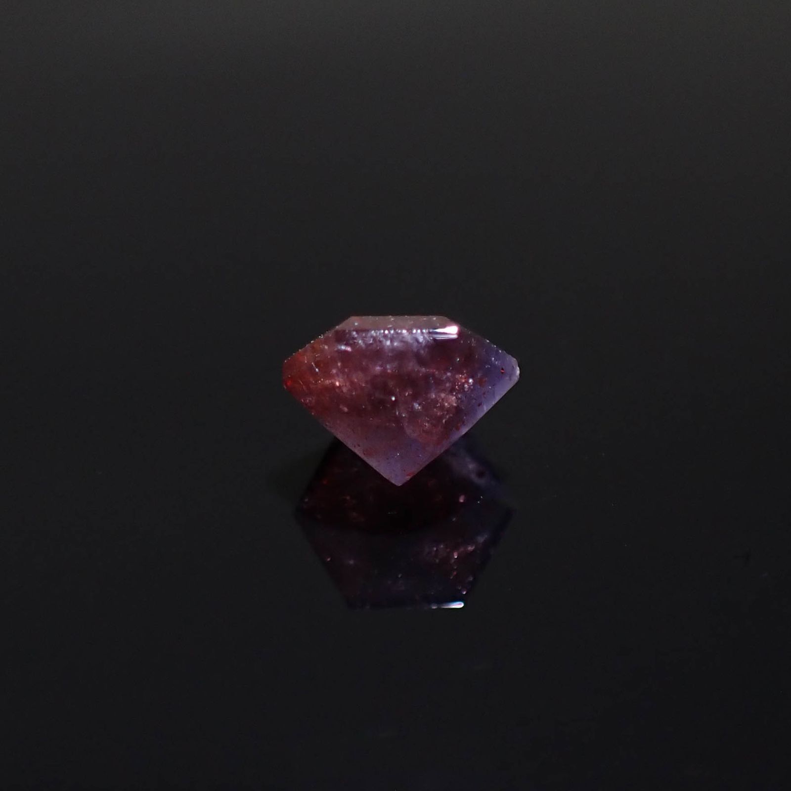 ◇ヘキサゴンカット◇ブラッドショットアイオライト インド産 0.94ct[230320939]6.1x6mm前後
