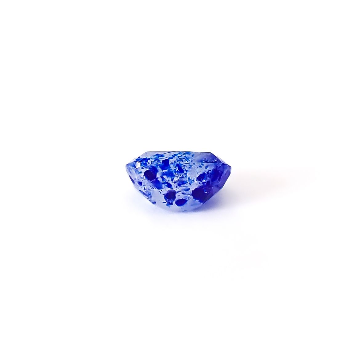 ラズライトインソーダライト フルオレッセンス アフガニスタン産 0.88ct / 7.3x5.4mm前後 [260432000]