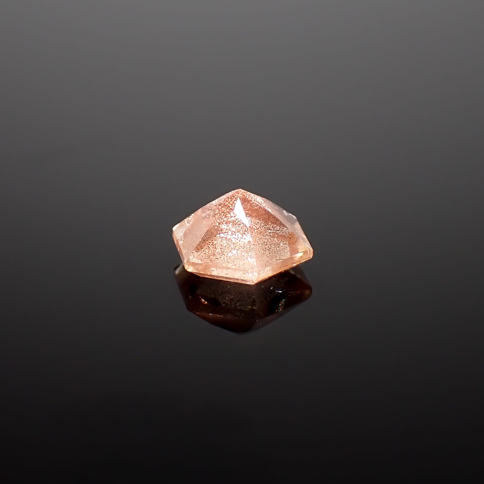 ◇ヘキサゴンカット◇オレゴンサンストーン アメリカ・オレゴン州産 0.65ct / 5.5x5.5mm前後 [260732644]