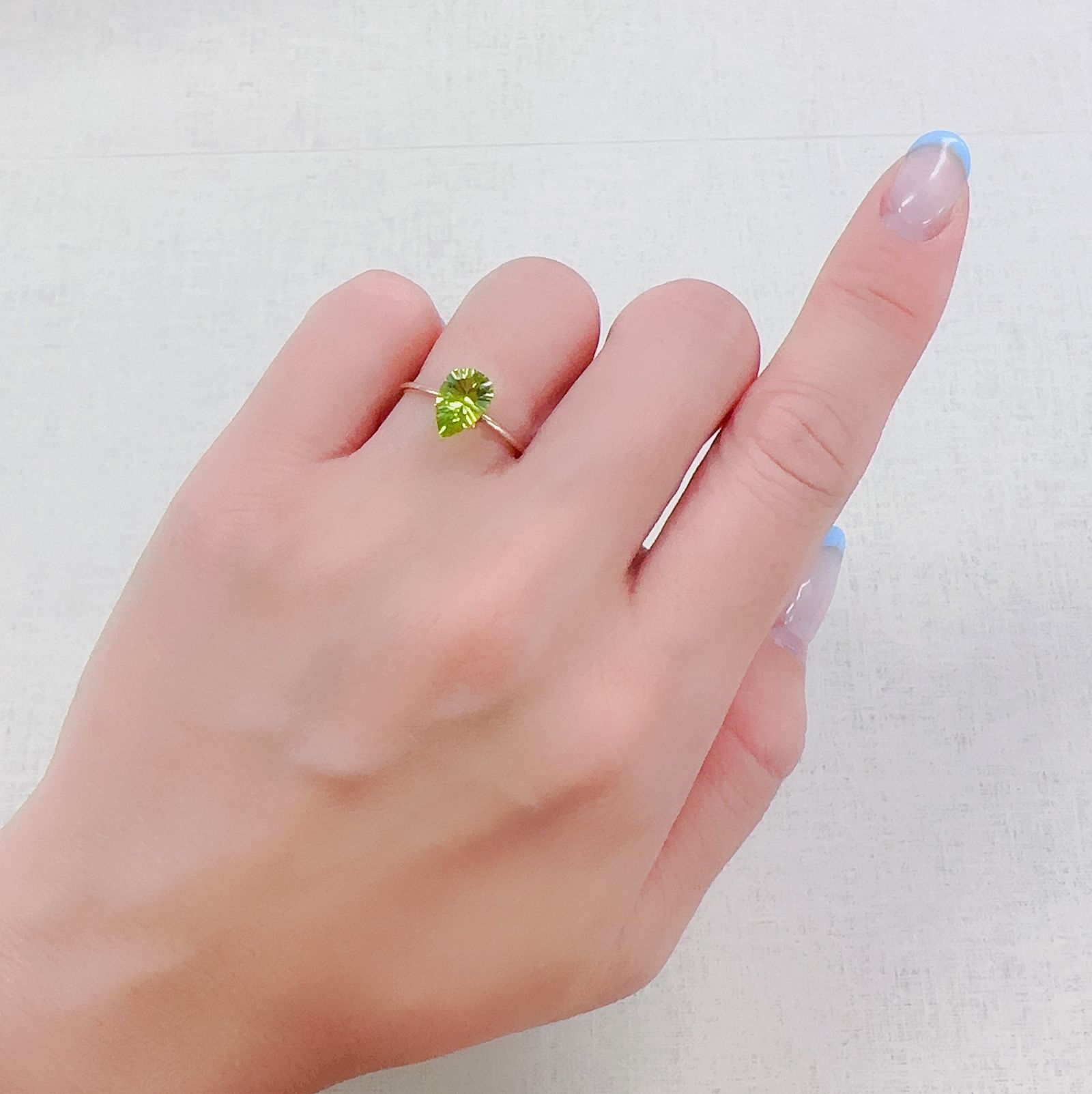 ◇コンケーブカット◇ペリドット 中国産 1.22ct[230622287]9x6mm前後