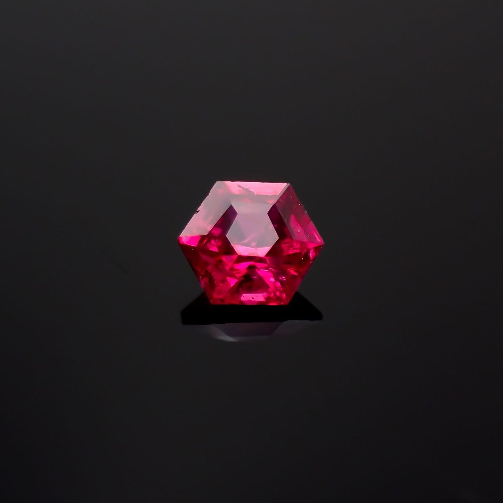 ◇ヘキサゴンカット◇ルビー 非加熱 モザンビーク産 0.25ct / 3.5x3.5mm前後 [240427112]