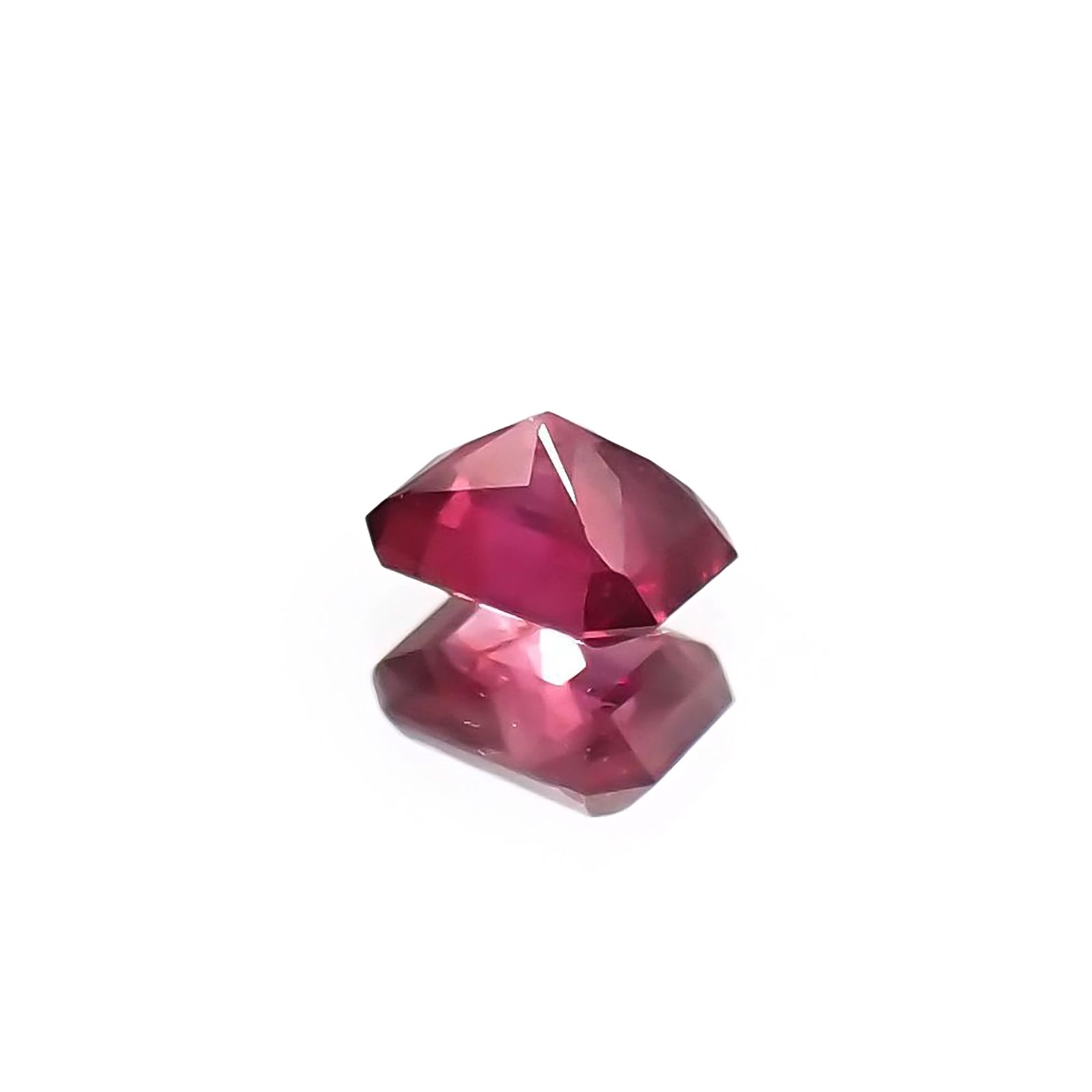 ルビー 非加熱(宝石名ルビー) マダガスカル産 識別済 0.21ct / 3.7x2.8mm前後 [210711730]
