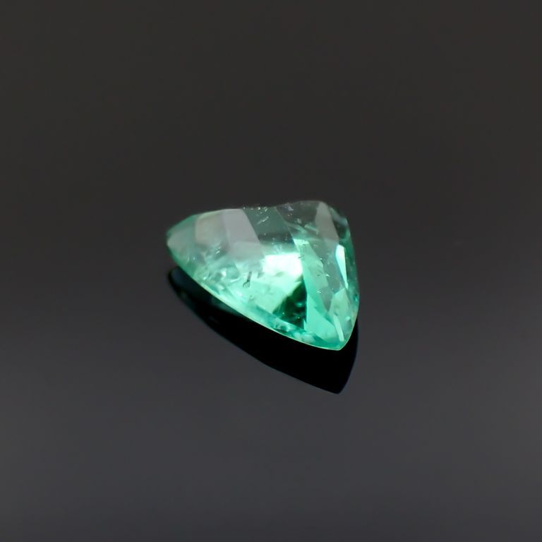 パライバトルマリン(宝石名トルマリン/別名パライバ・トルマリン)ブラジル・パライバ州バターリャ鉱山産 0.25ct 識別済[221018807]3.8x5.5mm前後