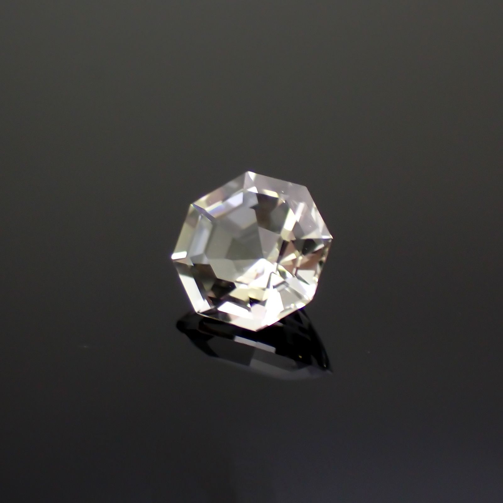 ◇オクタゴンカット◇レムリアンシードクリスタル(保証シール付き) ブラジル産 0.47ct[221018282]5.1x5mm前後