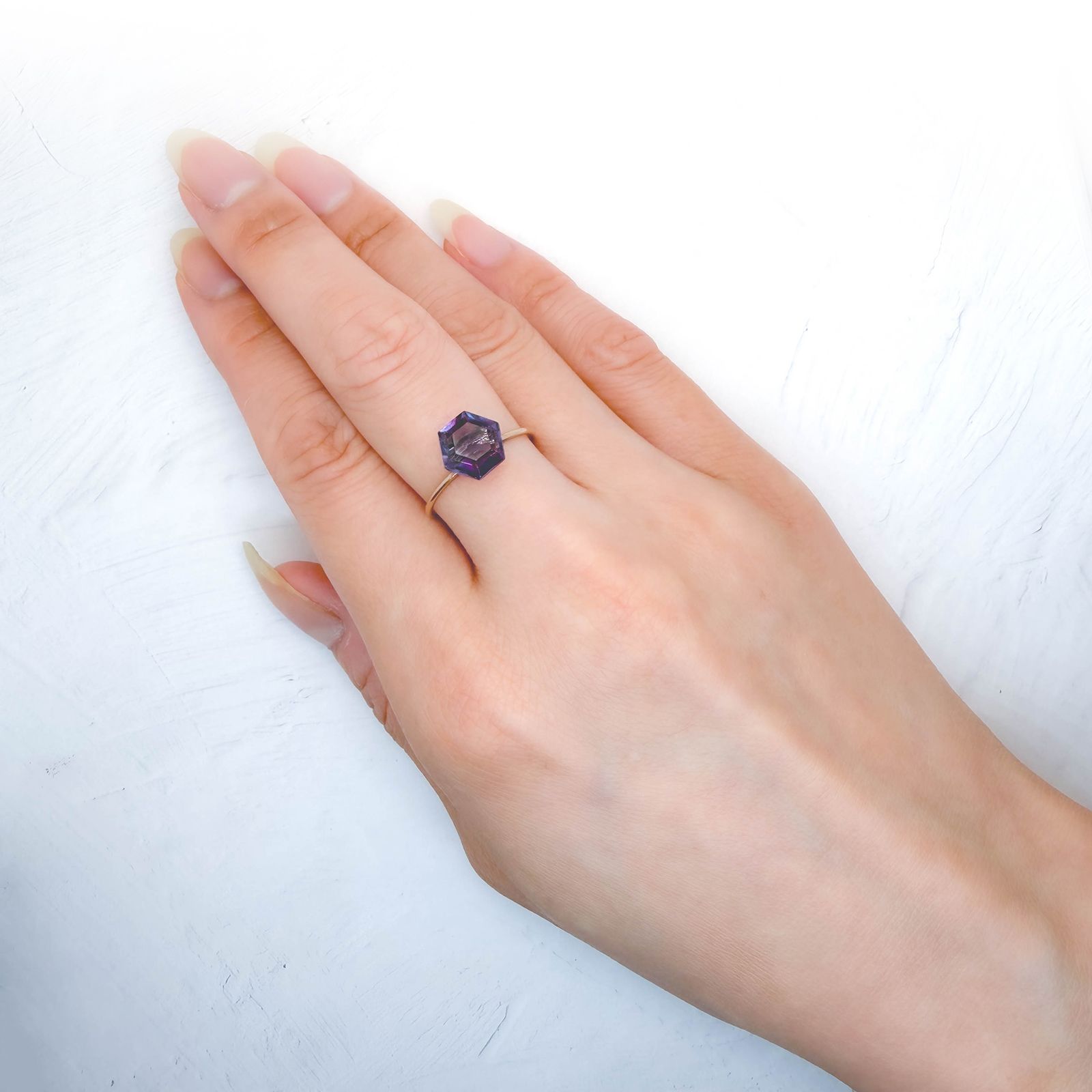 ◇ヘキサゴンカット◇バイカラーフローライト フルオレッセンス 中国産 2.56ct / 9.2x7.8mm前後 [260932782]