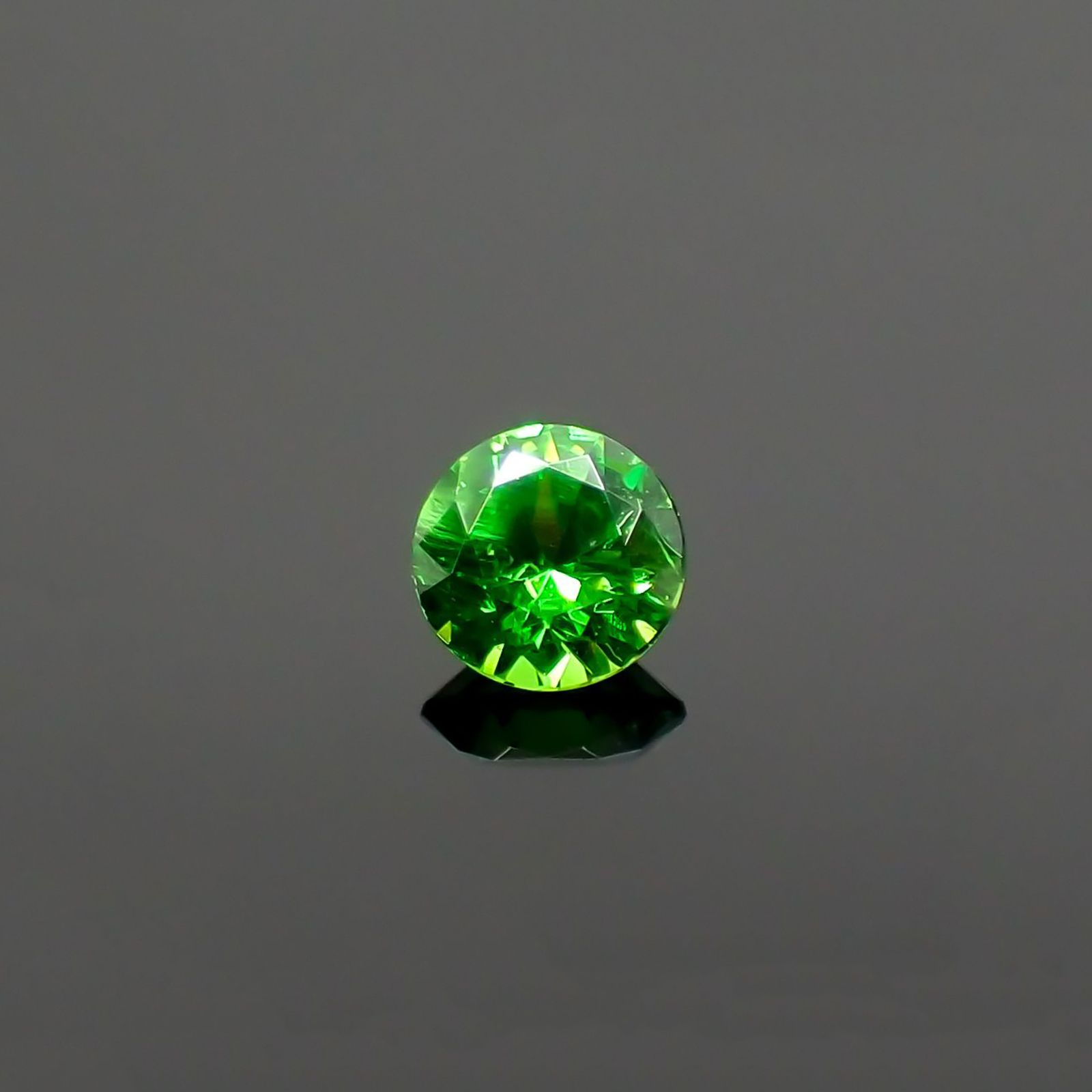 デマントイドガーネット(宝石名デマントイド・ガーネット) ロシア産 0.135ct ソ付(彩珠)[210712087]3×3mm前後