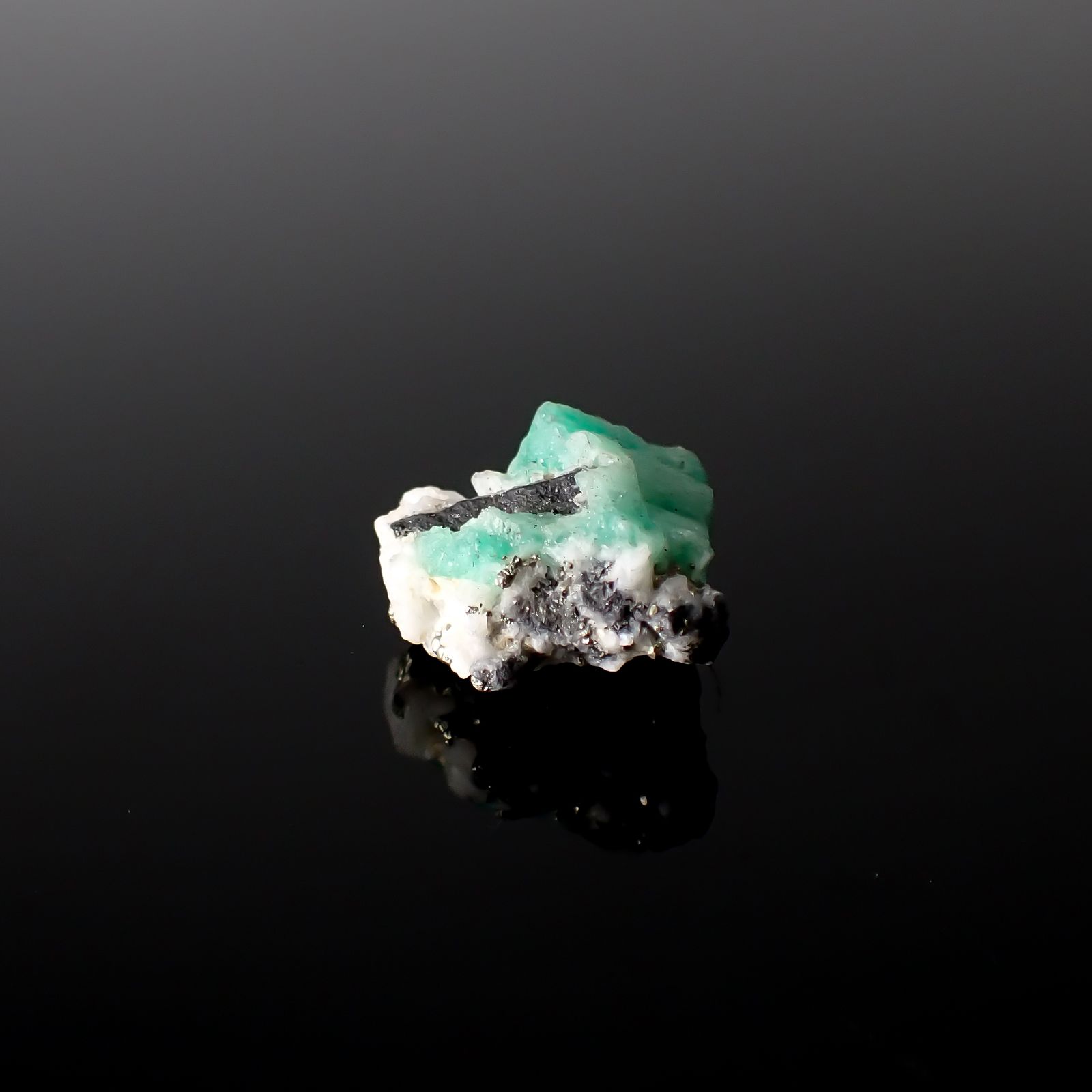 エメラルド 原石 コロンビア産 8.57ct[240427246]16.1x14mm前後