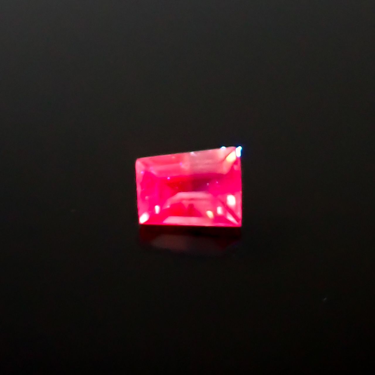 ウィンザーサファイア タンザニア・ウィンザー産 0.14ct / 3.3x2.6mm前後 [260532138]