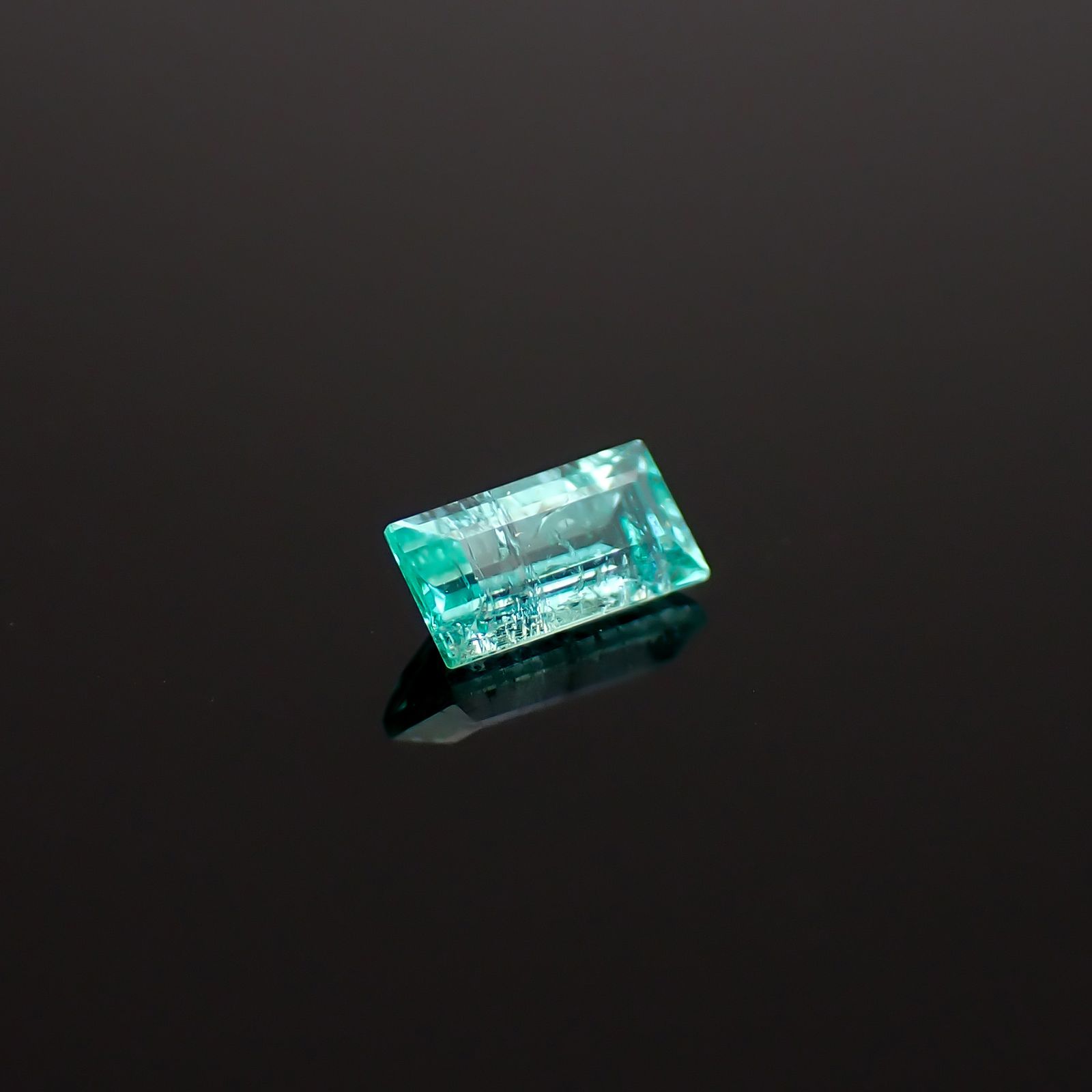 パライバトルマリン ブラジル産 0.21ct / 4.8x2.5mm前後 [260932812]