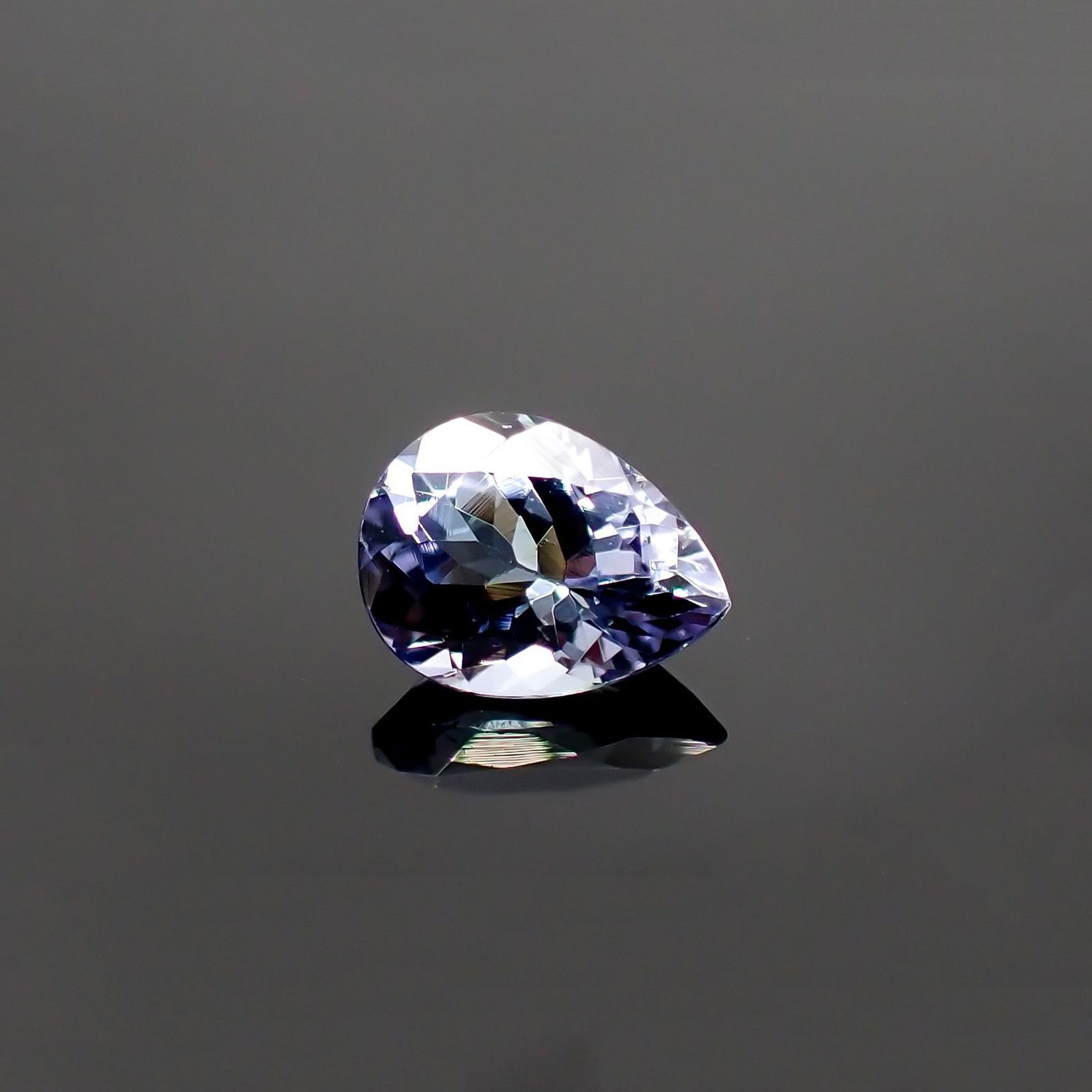 バイカラータンザナイト(宝石名タンザナイト) タンザニア産 ソ付(彩珠) 1.227ct / 7.9x5.9mm前後 [210711820]