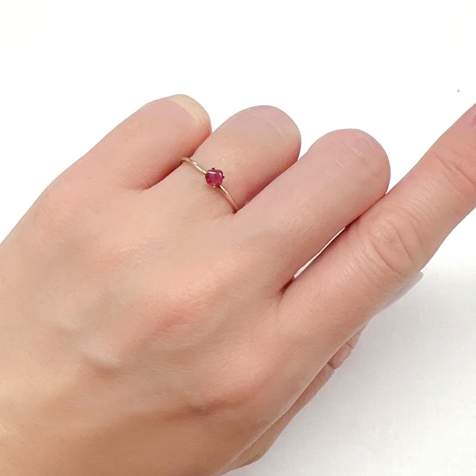 ◇バフカット◇レッドベリル/ピンクベリル アメリカ・ユタ州産 0.16ct[240326681]3.5x3.2mm前後