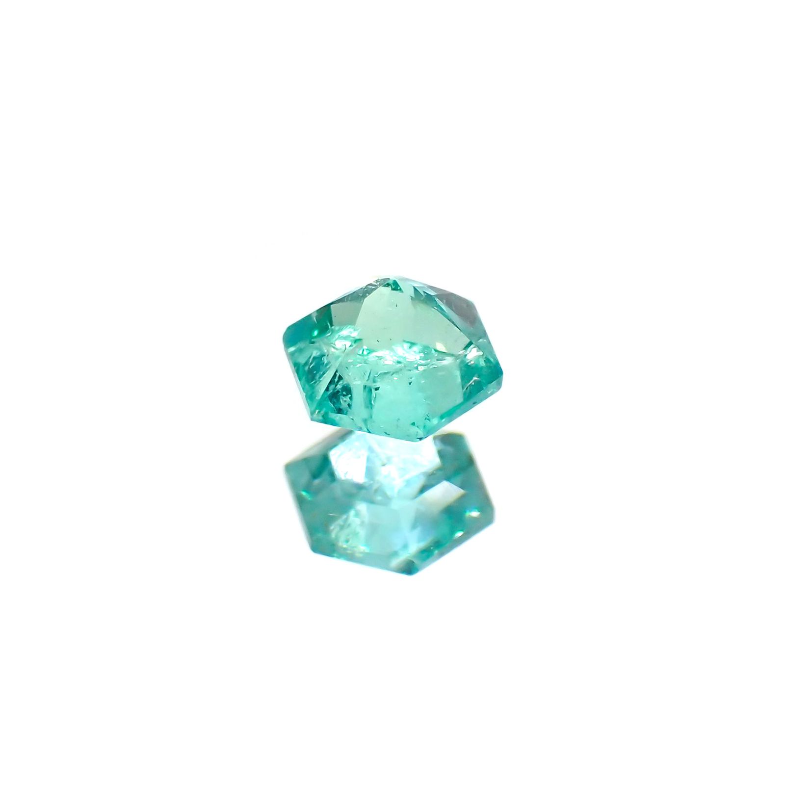 ◇ヘキサゴンカット◇エメラルド(宝石名エメラルド)ザンビア産 0.18ct 識別済[220115190]3.5x3.4mm前後