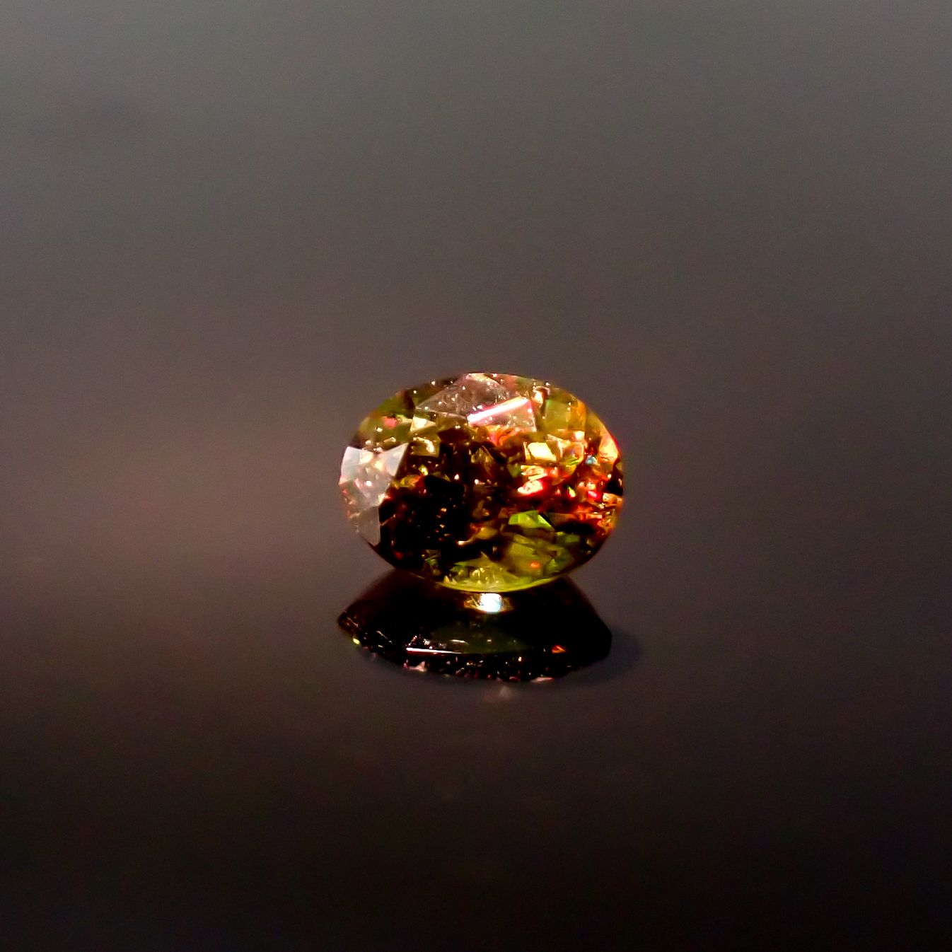 カラーチェンジスフェーン パキスタン産 0.37ct / 5x3.8mm前後 [260632437]