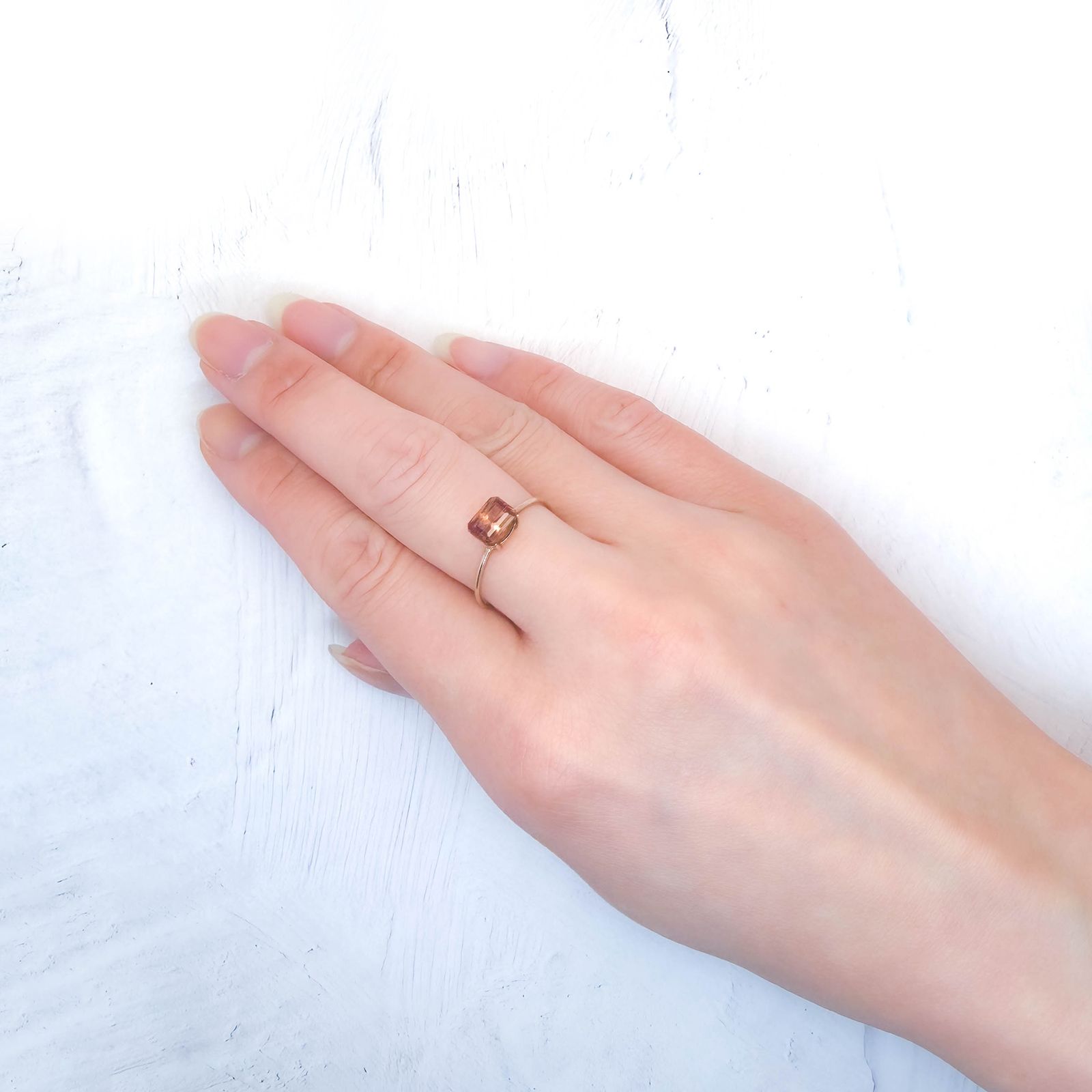 カラーシフトマラヤガーネット(宝石名ガーネット)タンザニア産 識別済 1.35ct / 6.7x4.7mm前後 [260415014]