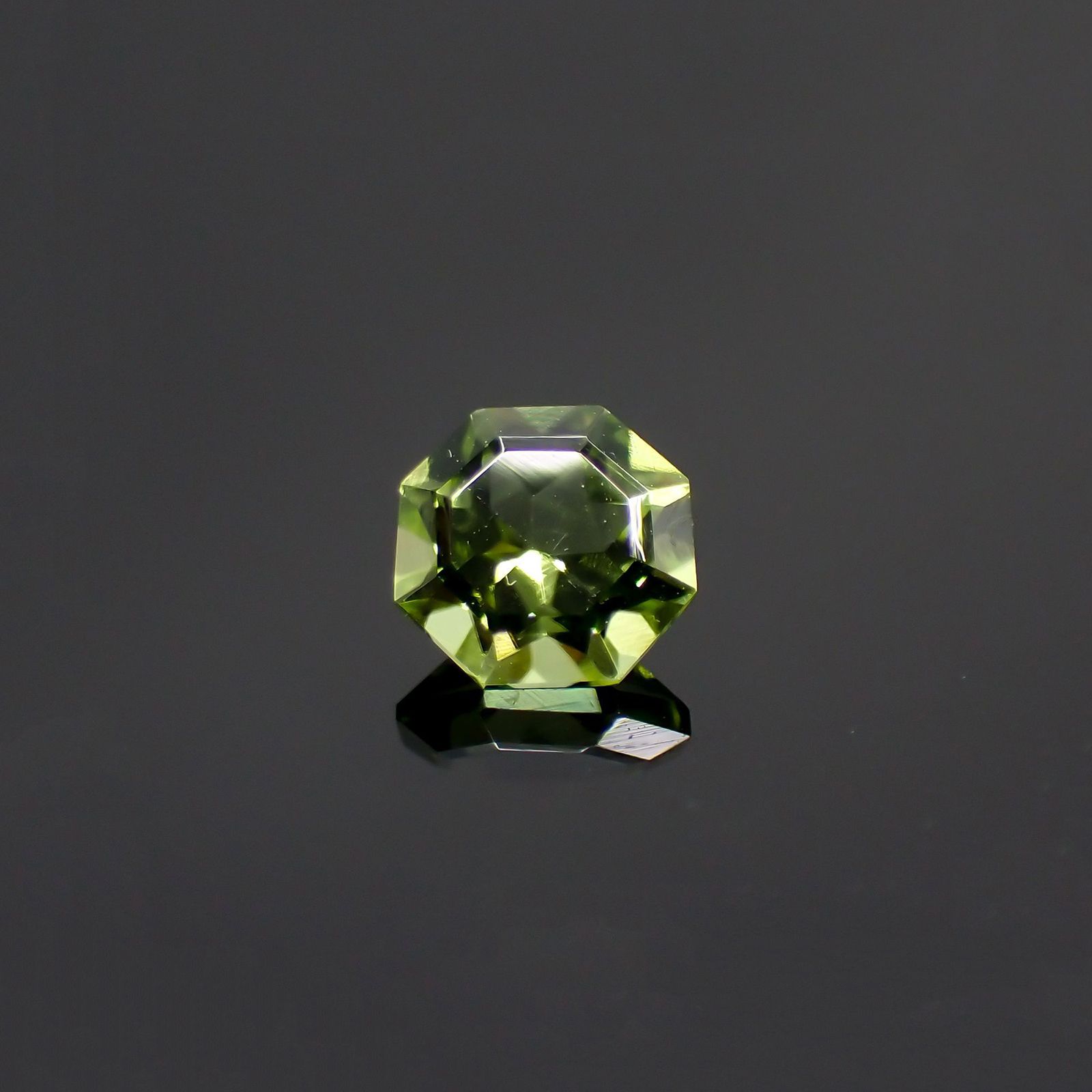 ◇オクタゴンカット◇ペリドット(宝石名ペリドット) パキスタン産 0.57ct 識別済 [210913110]5.1×5mm前後