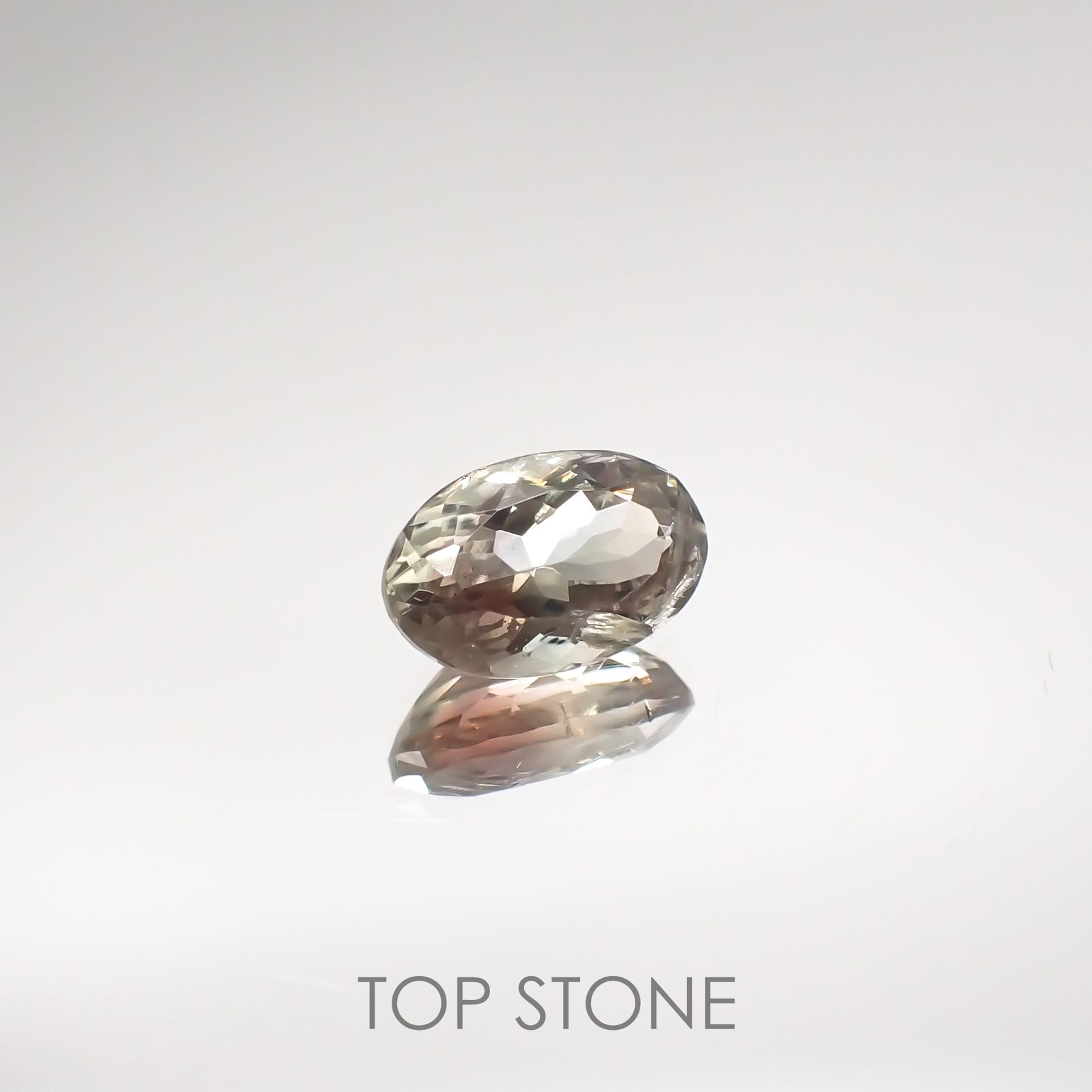 バイカラーオレゴンサンストーン(宝石名バイカラー・ラブラドライト) アメリカ・オレゴン州産 1.090ct ソ付(彩珠)[210711951]8.1×5.3mm前後