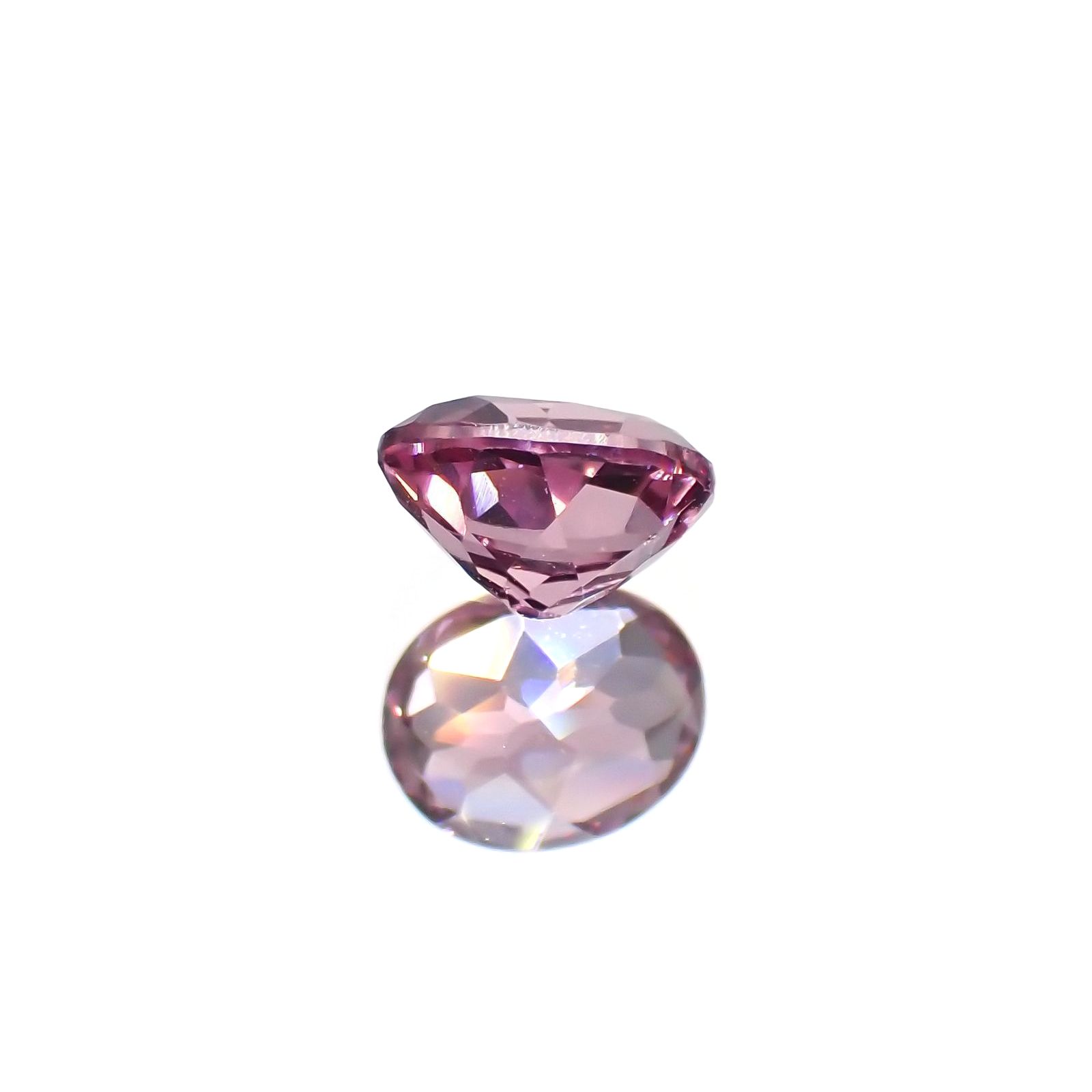 カラーシフトマラヤガーネット(宝石名ガーネット)タンザニア産 識別済 0.90ct / 6.1x4.9mm前後 [260415005]