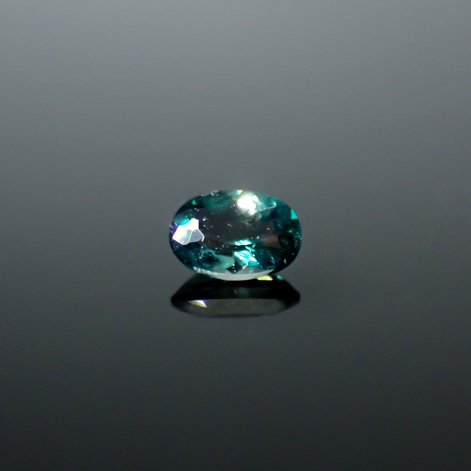 グランディディエライト マダガスカル産 0.26ct / 5x3.4mm前後 [251031291]