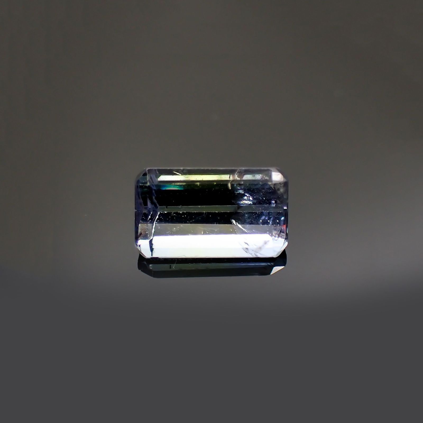 パーティカラータンザナイト(宝石名パーティカラード・ゾイサイト) タンザニア産 ソ付(彩珠) 2.349ct / 9.5x5.6mm前後 [210410783]